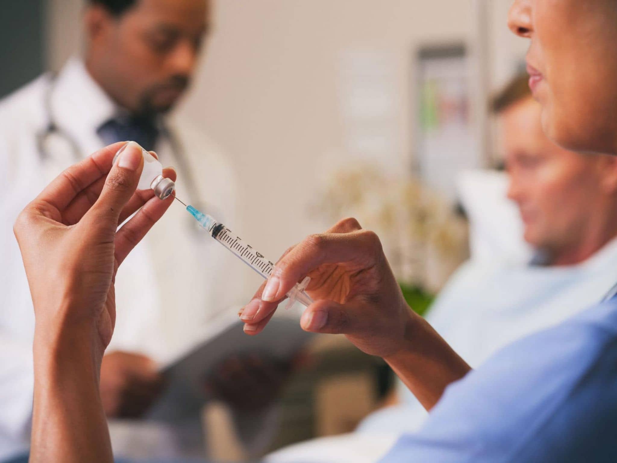 Impfungen: Injektionslösung wird in eine Spritze aufgezogen.