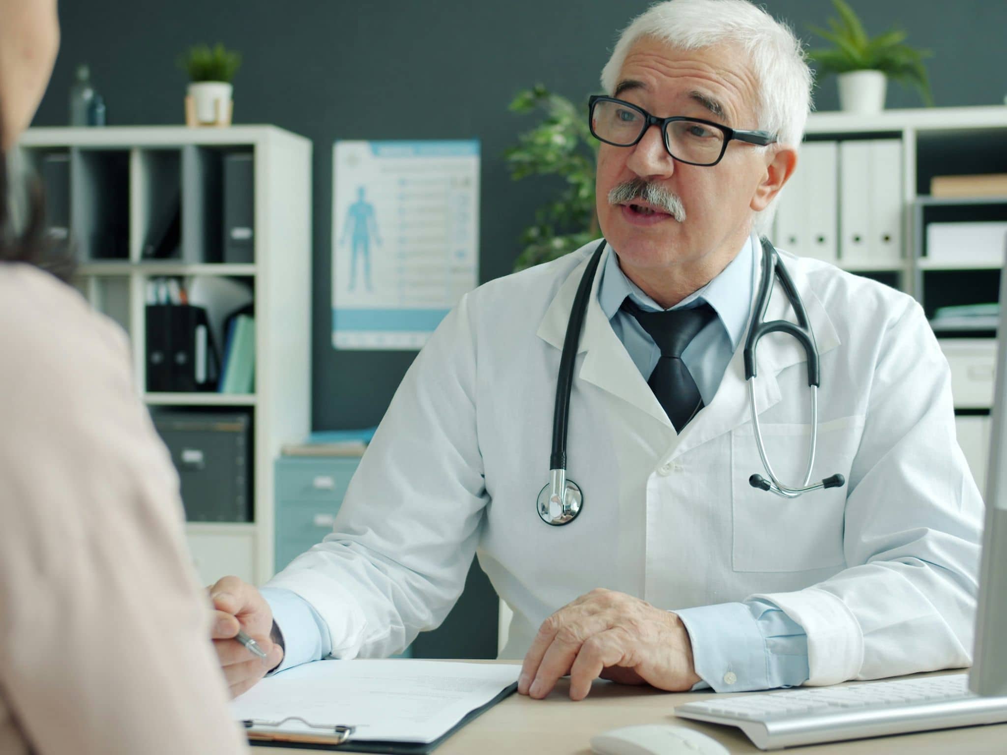 Arzt ist im Patientengespräch.