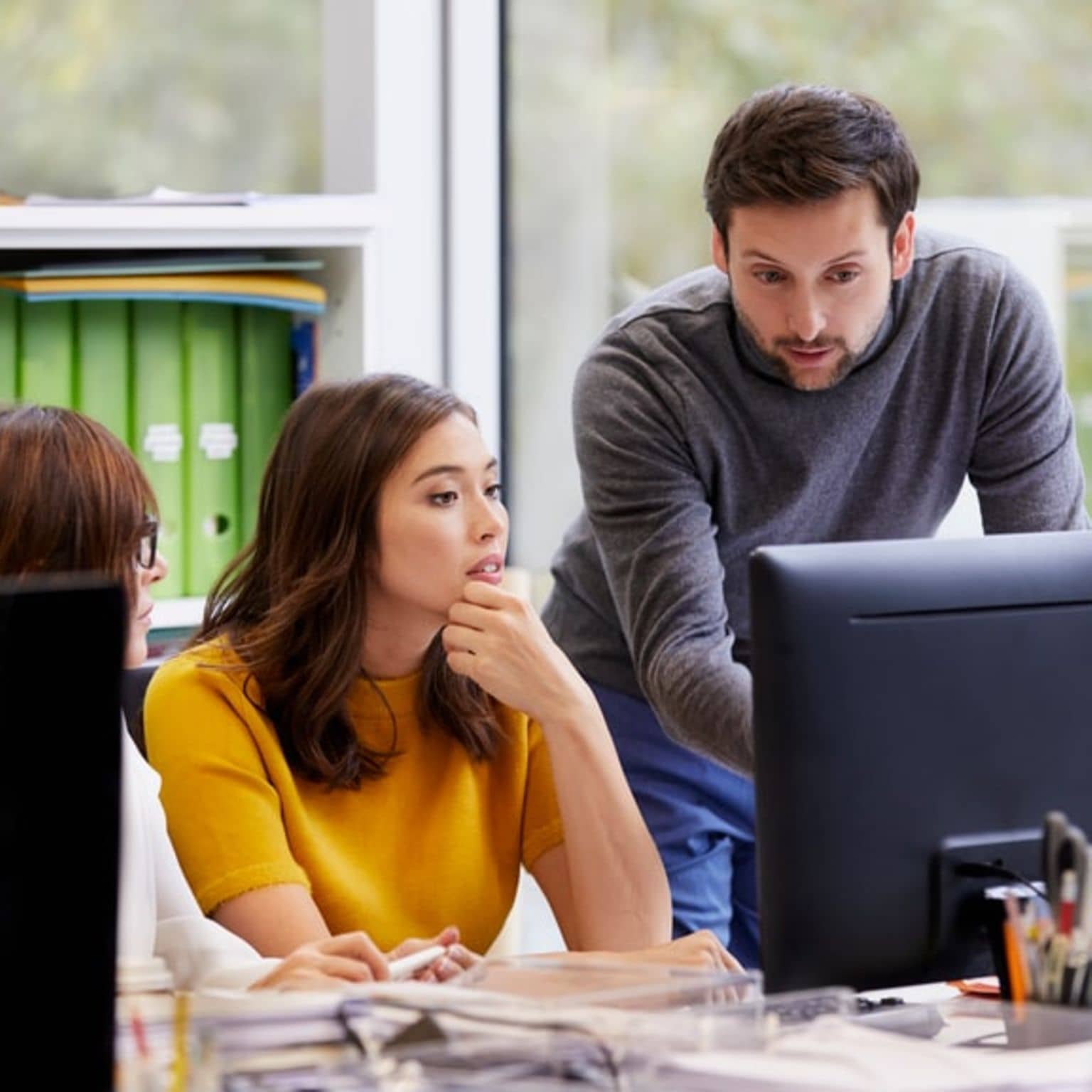 Arbeitgeber-Newsletter: Frau und Mann im Gespräch am Schreibtisch