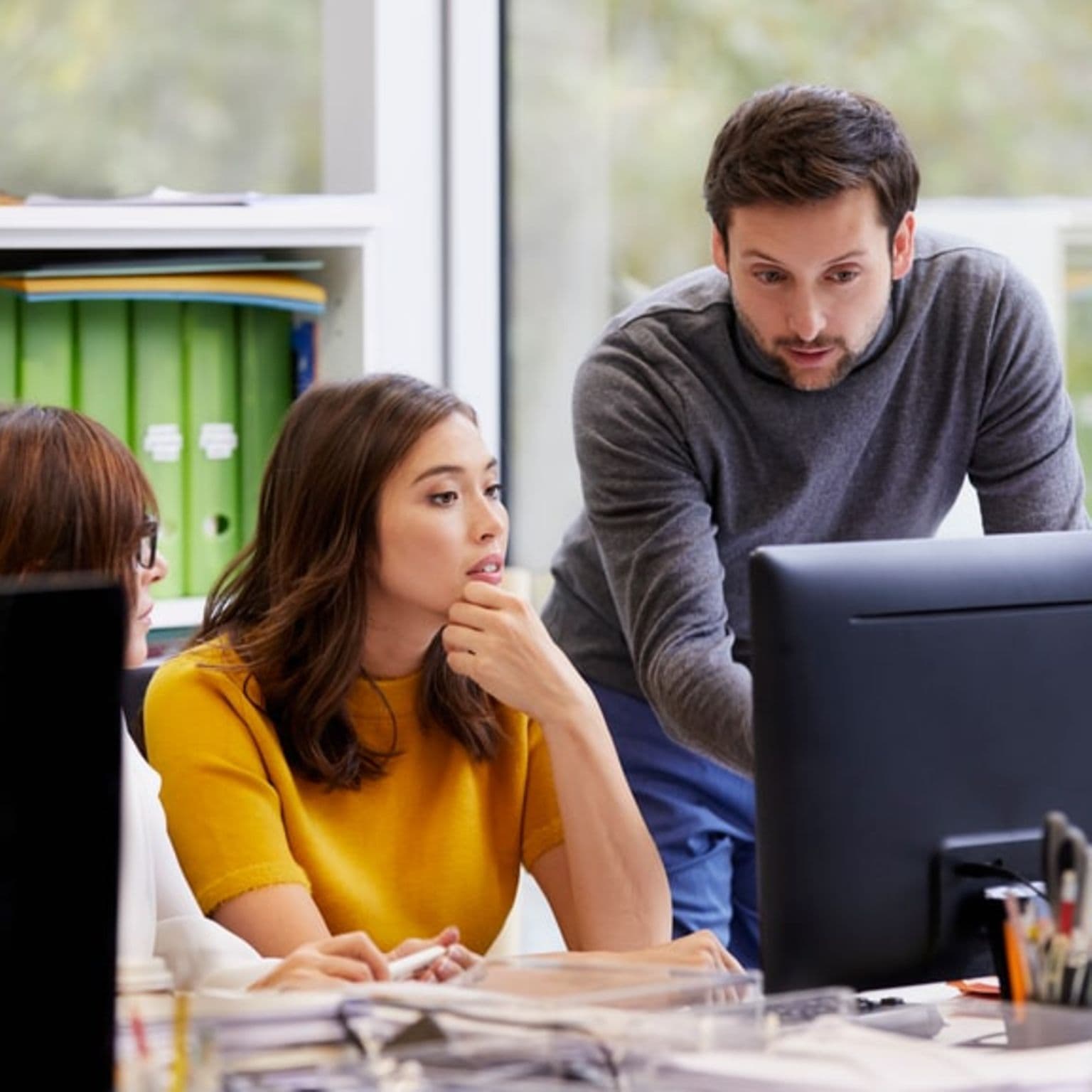 Arbeitgeber-Newsletter: Frau und Mann im Gespräch am Schreibtisch