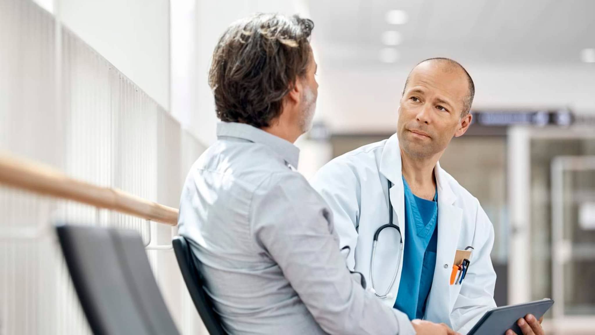 Zweitmeinung: Patient unterhält sich mit einem Arzt.