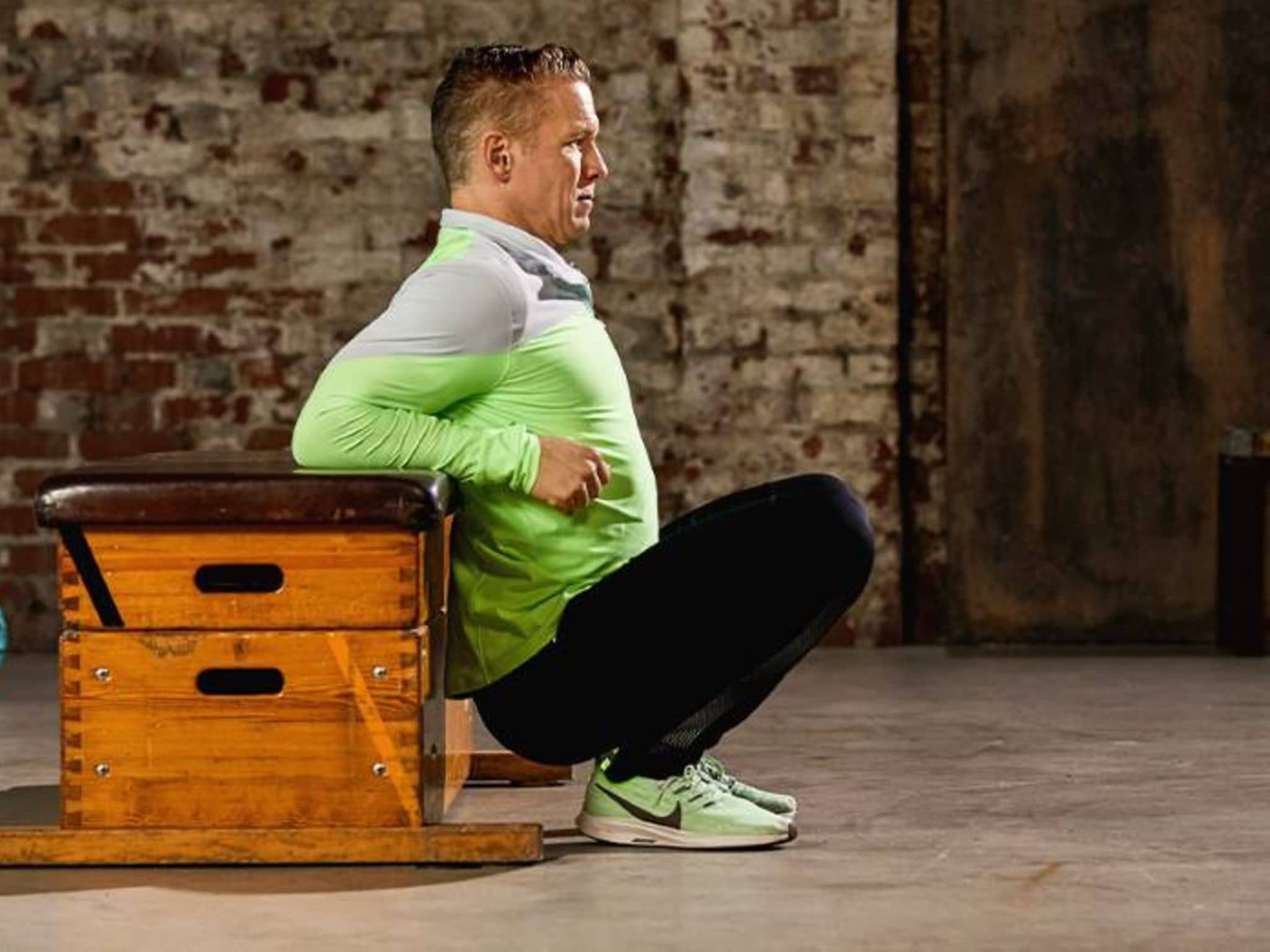 Patric Heizmann geht in die tiefe Hocke