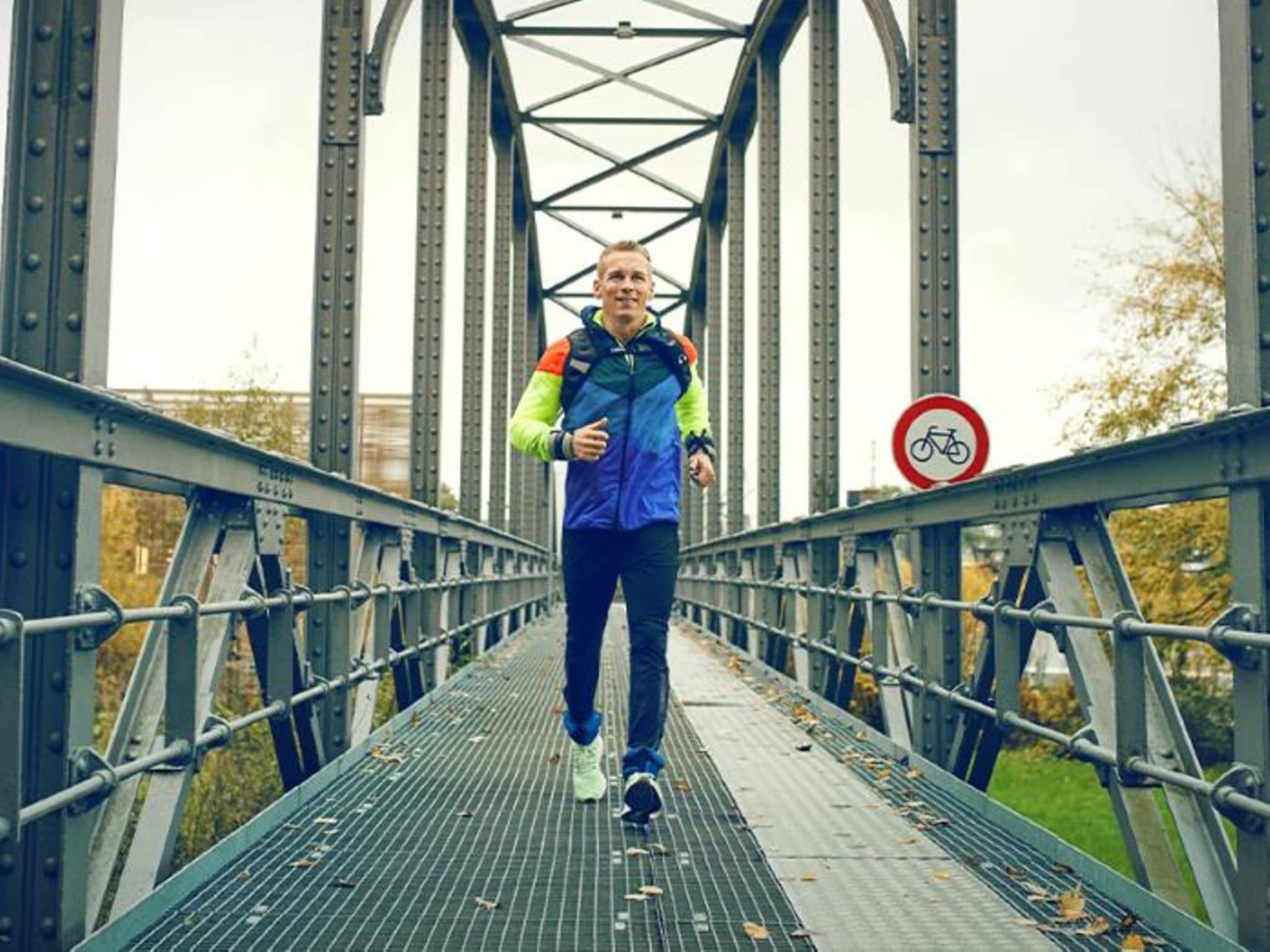 Patric Heinzmann testet das Laufen mit Gewichten