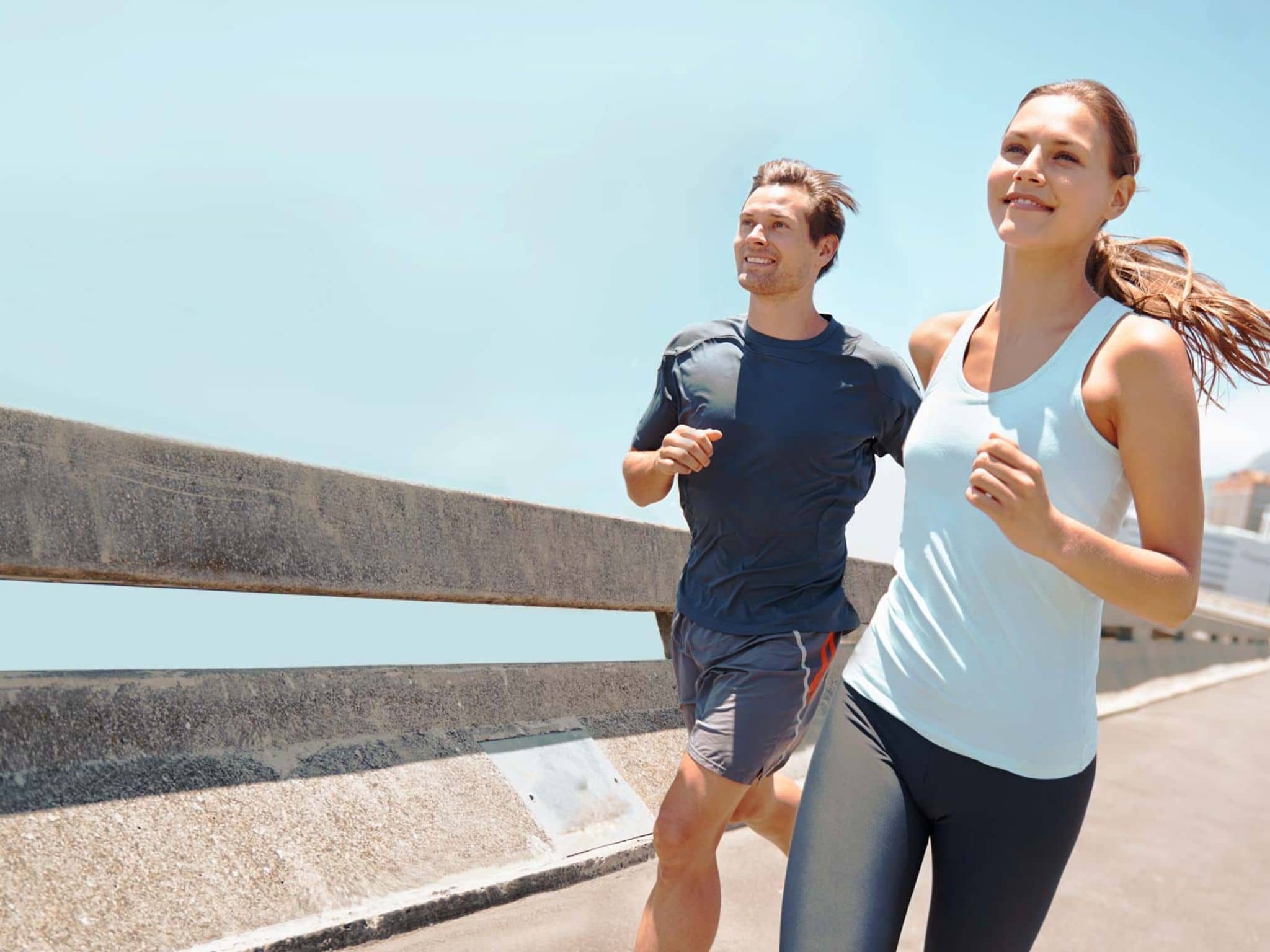 Lauf-ABC: Junges Paar beim Laufen.