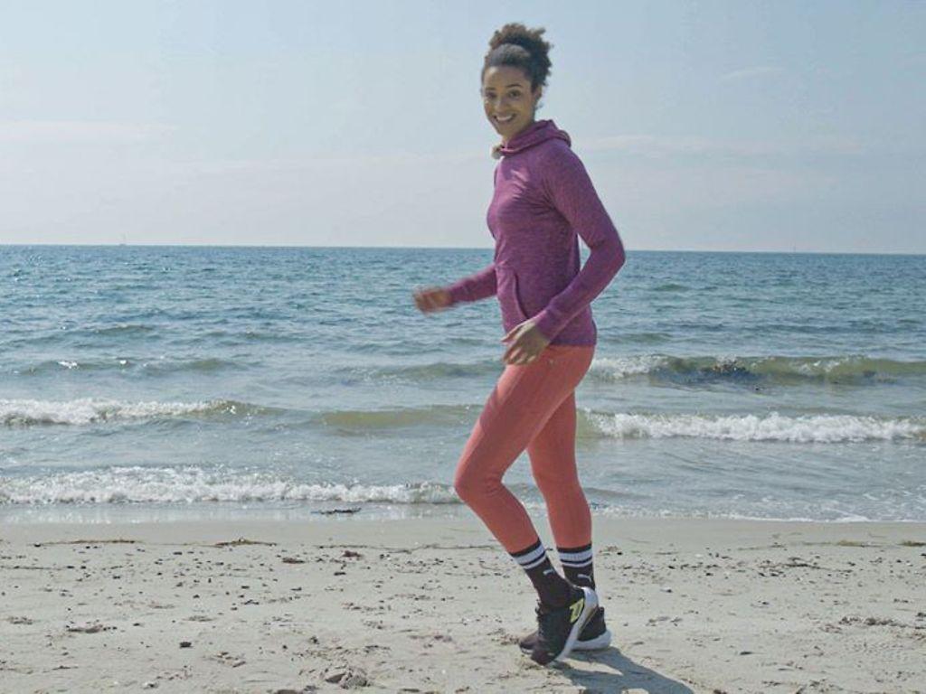 Marie-Laurence Jungfleisch trainiert Skippings am Strand