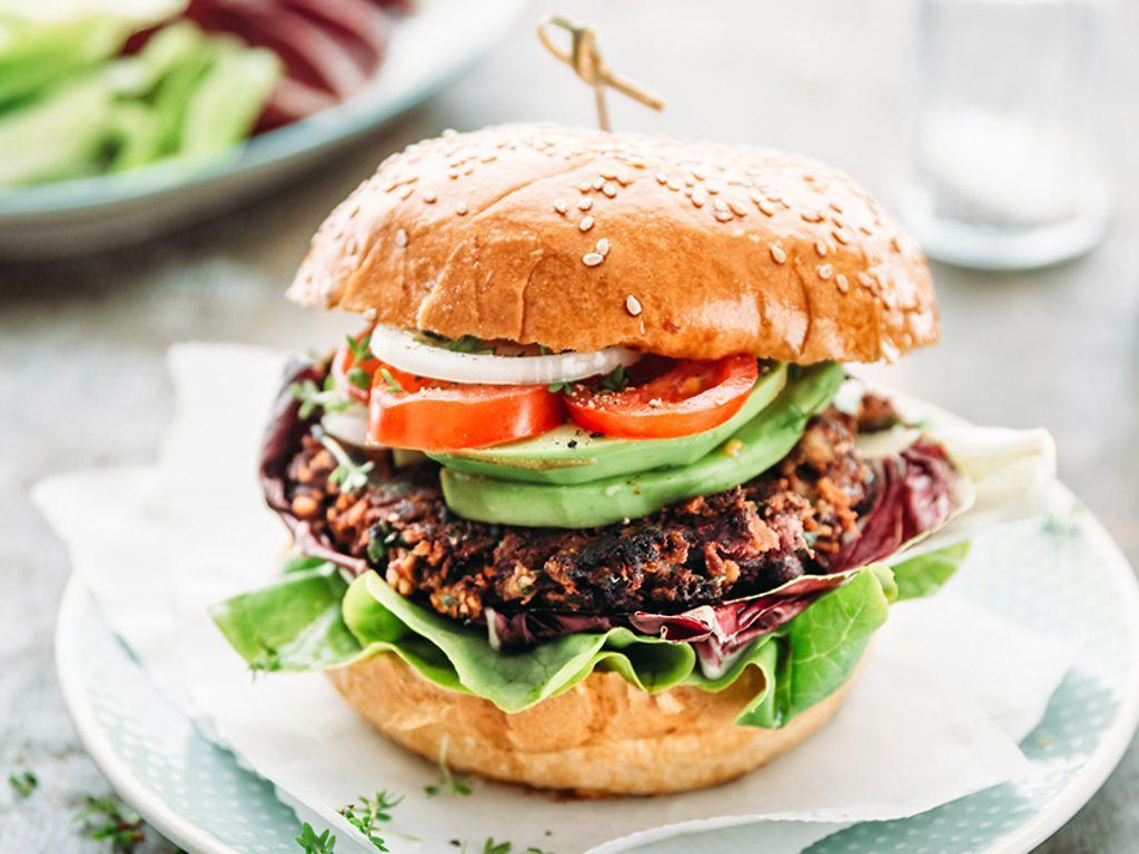 Fleischalternative: Veganer Burger mit Bohnen-Patty, Avocado und Tomaten