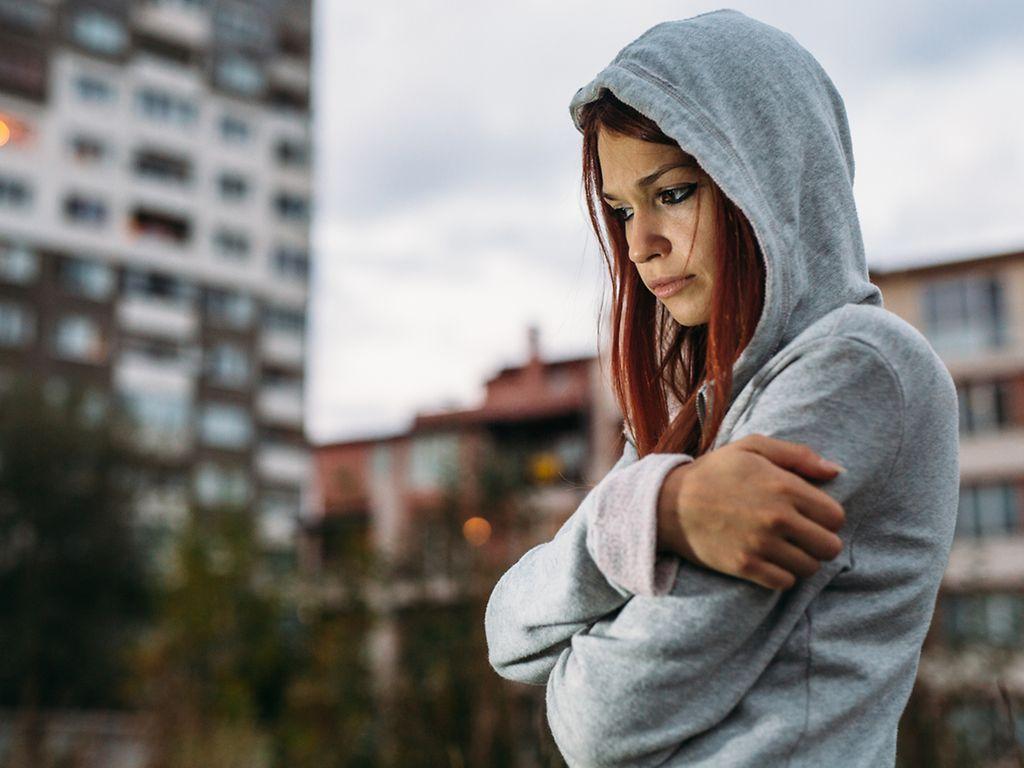 Depressionen bei Jugendlichen: Mädchen starrt schwermütig vor sich hin
