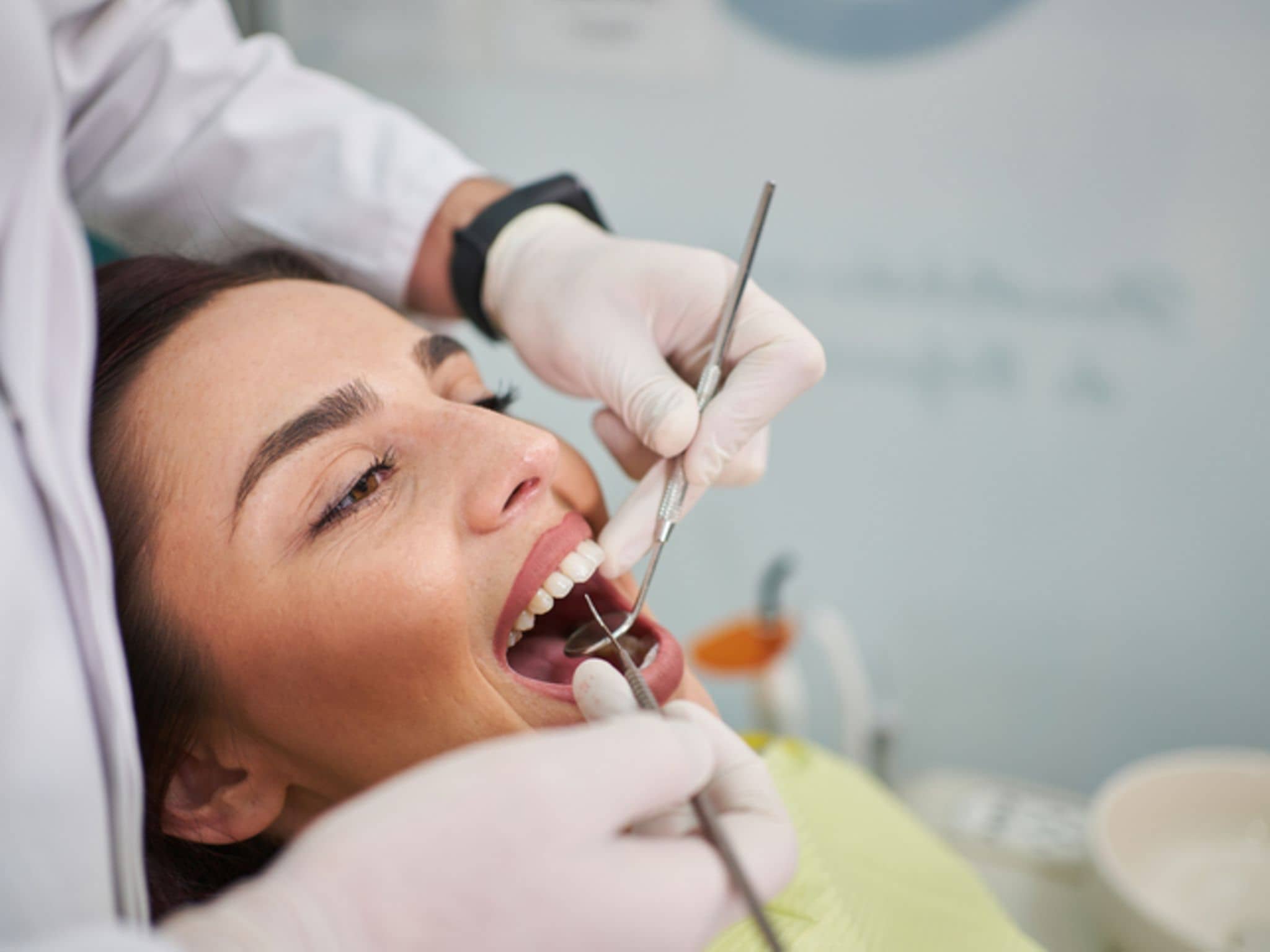 Parodontitis: Junge Frau wird beim Zahnarzt behandelt.