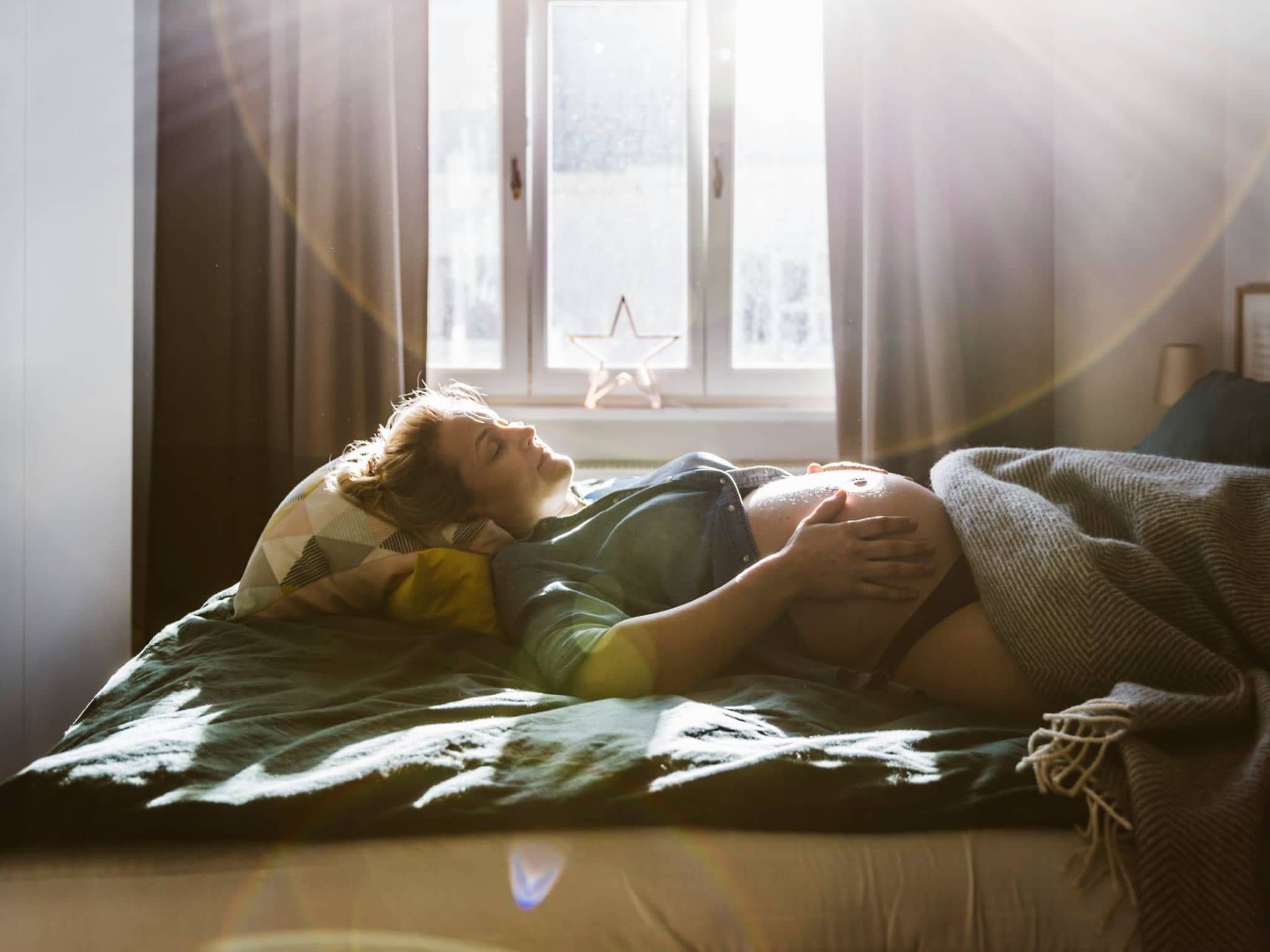 Schwangerschaftsbeschwerden: Schwangere ruht sich im Bett aus