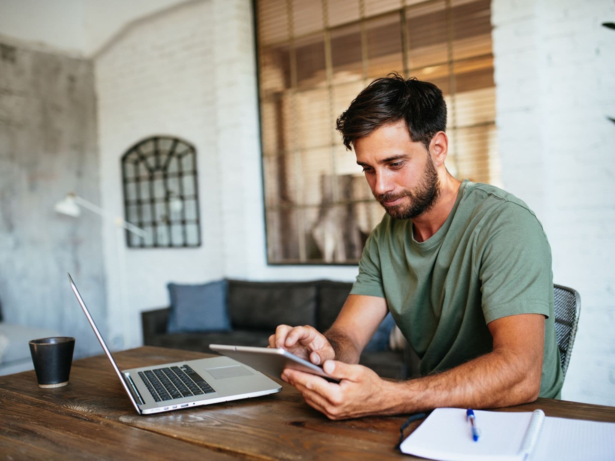 Mann widerspricht digital mit dem Tablet dem Gesundheitsdatennutzungsgesetz.