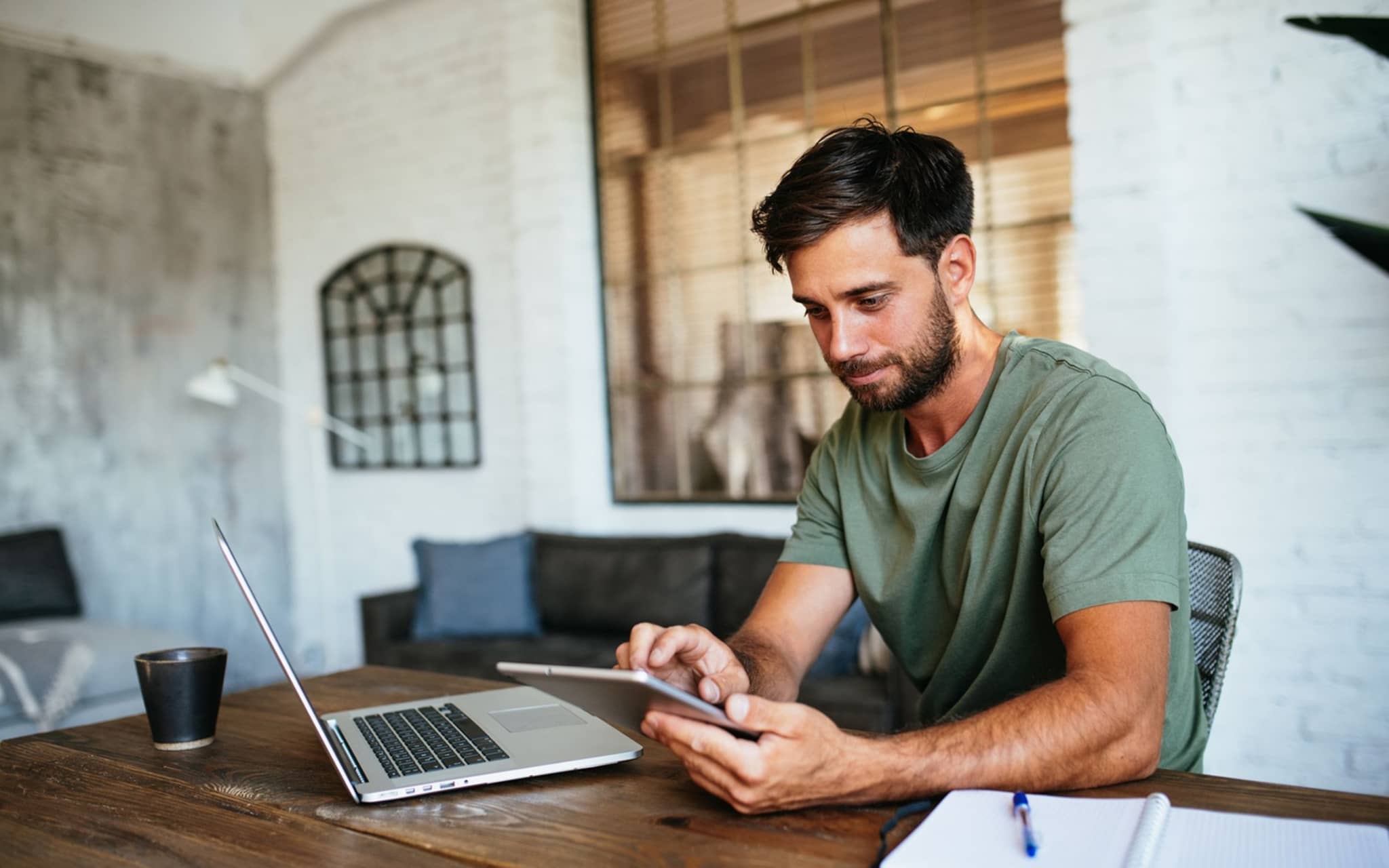 Mann widerspricht digital mit dem Tablet dem Gesundheitsdatennutzungsgesetz.