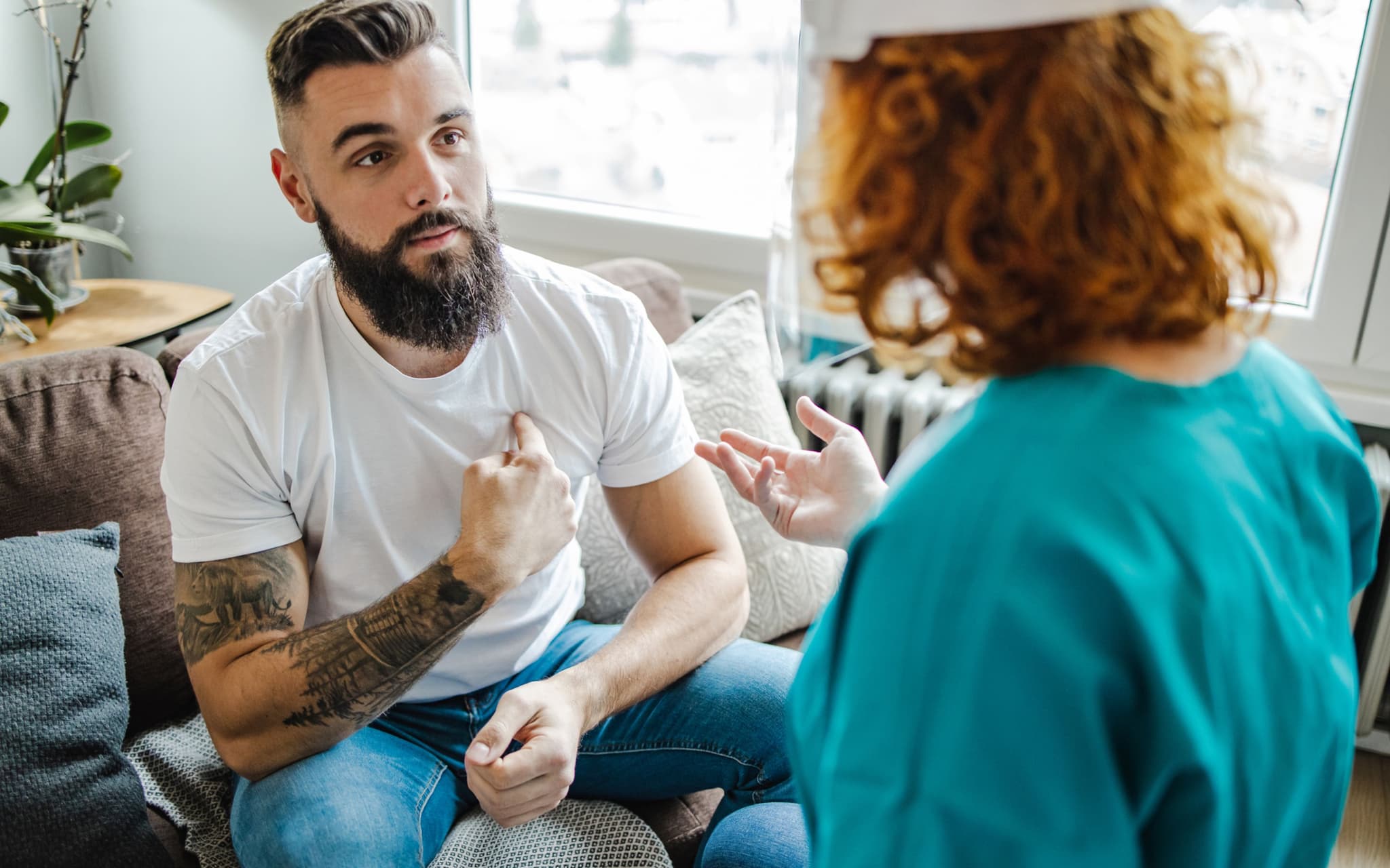 Symbolbild für STI-Test: Ein Mann hört einem Arzt in seiner Praxis zu