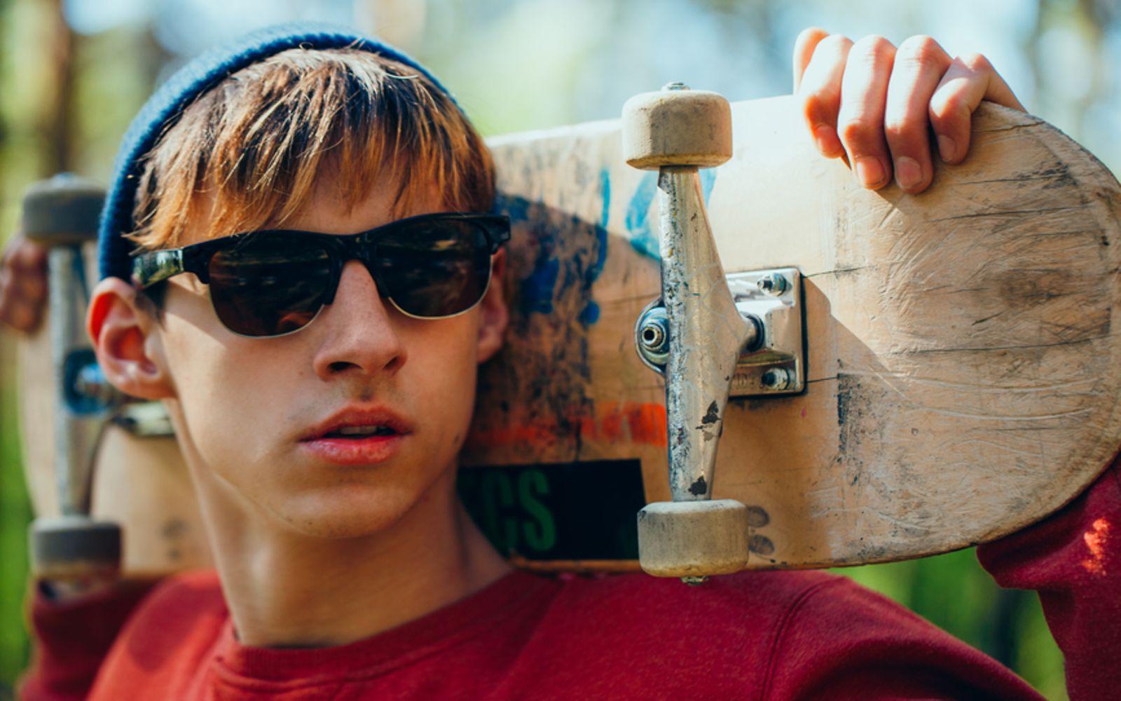 Symbolbild für alles über Sperma: Ein Teenagerjunge mit seinem Skateboard 