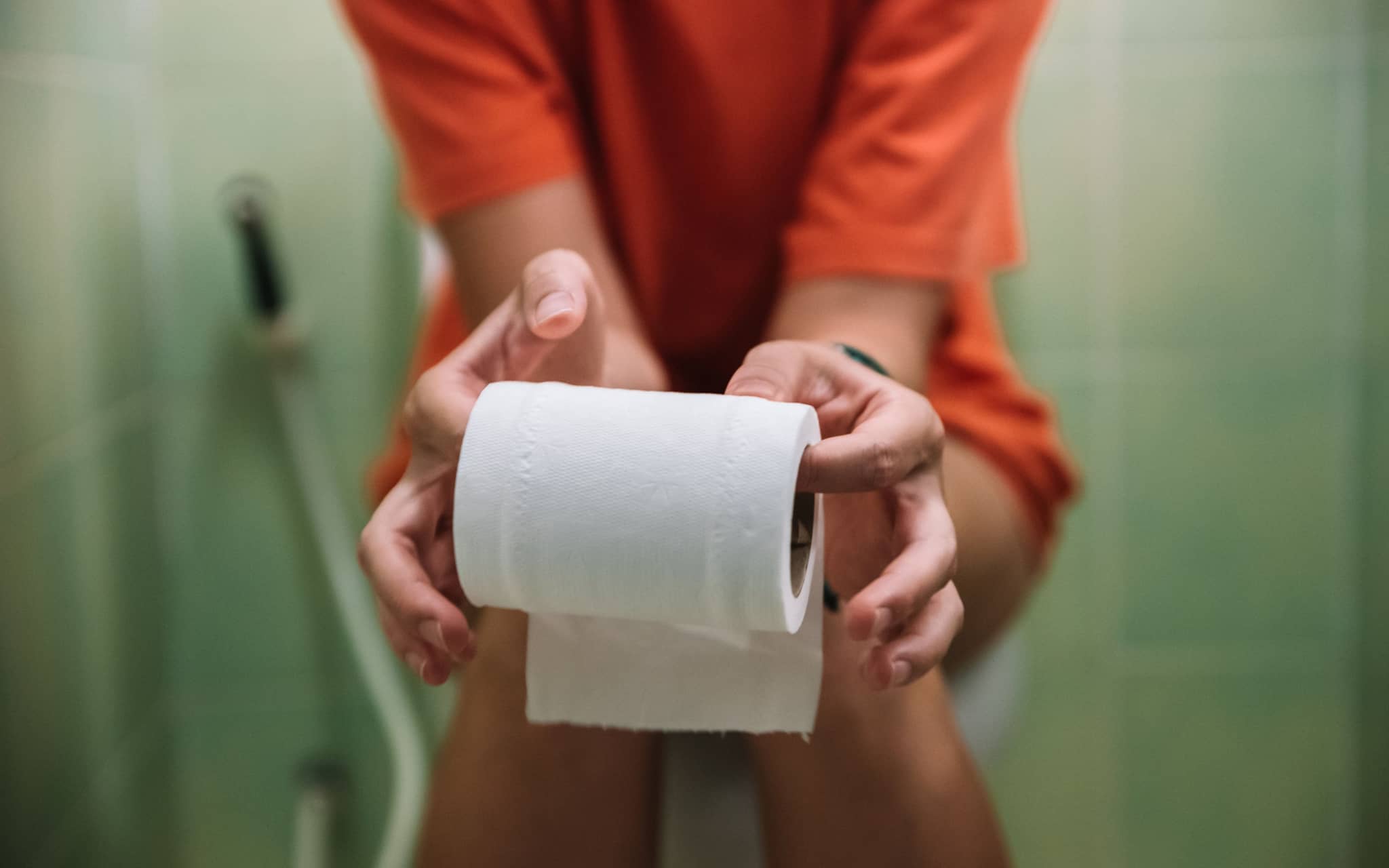 Reizblase: Eine Frau sitzt auf der Toilette