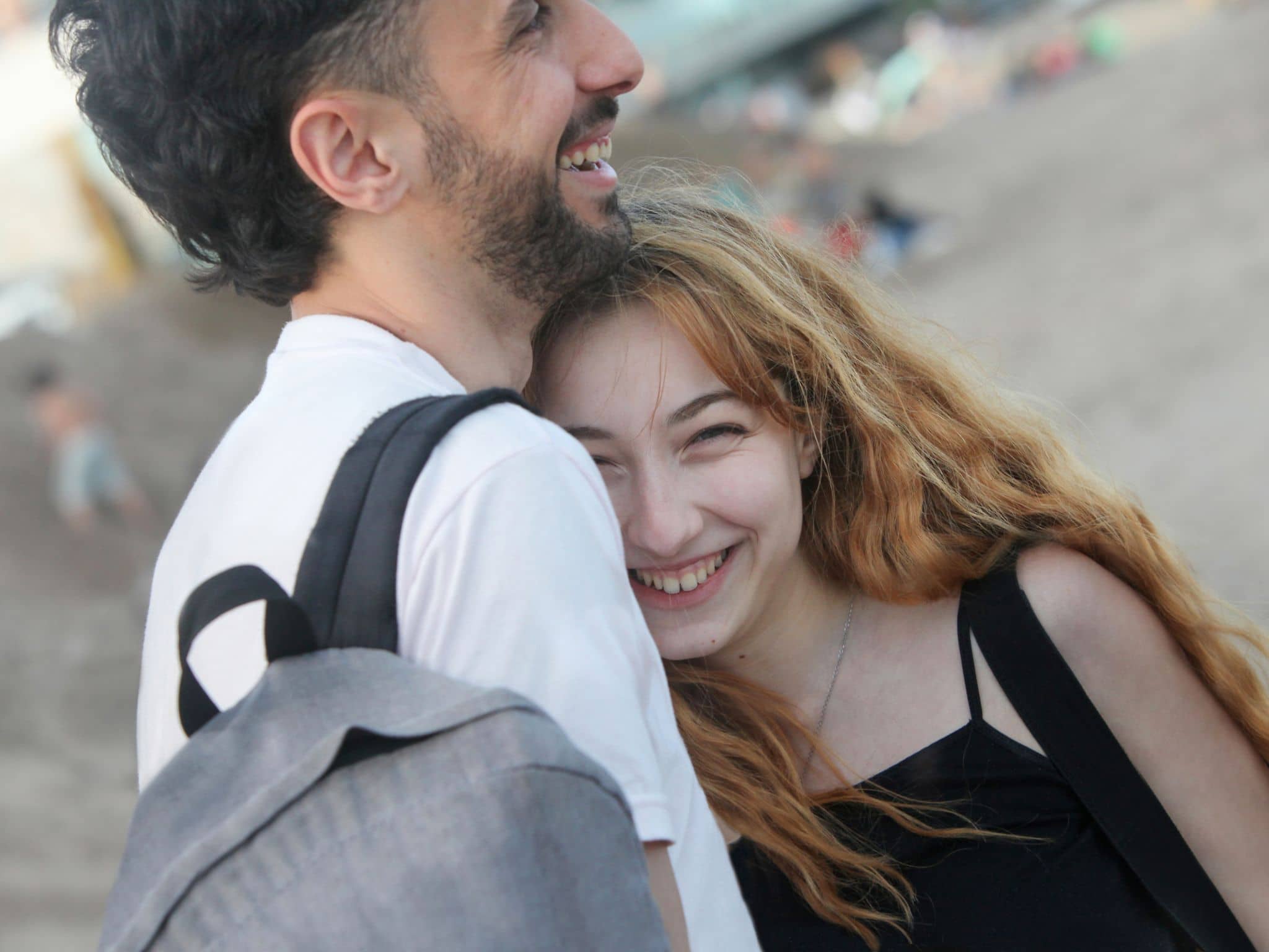 Symbolbild für Pheromone: Ein junge Paar schnubbert aneinander