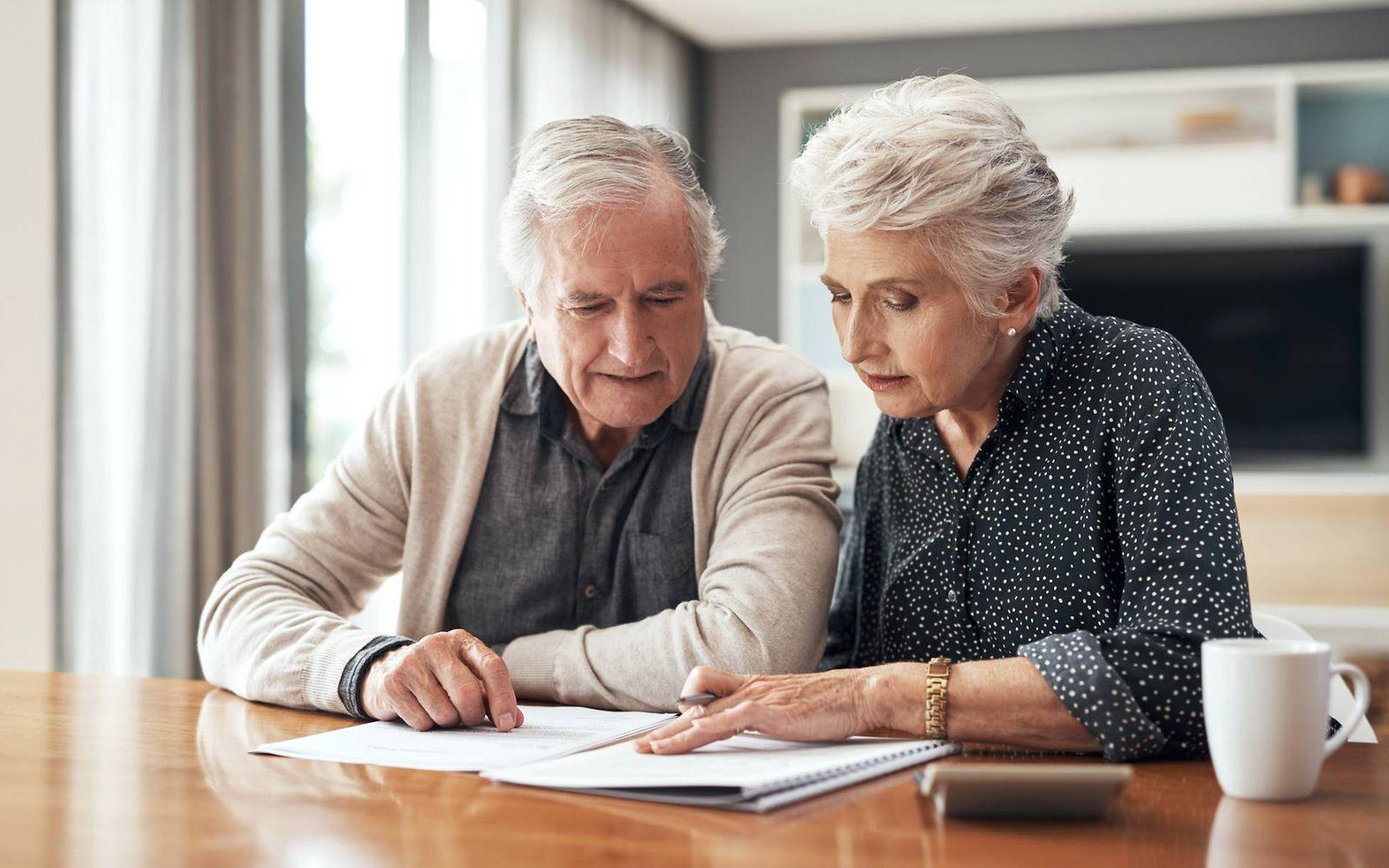 Pflegeanträge: Älteres Paar füllt Formulare aus