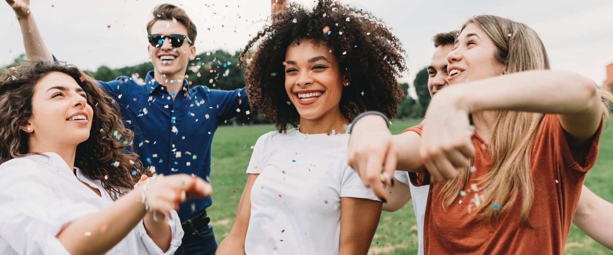 Vorteile für Studierende bei der DAK: Eine Gruppe junger Leute freut sich ausgelassen