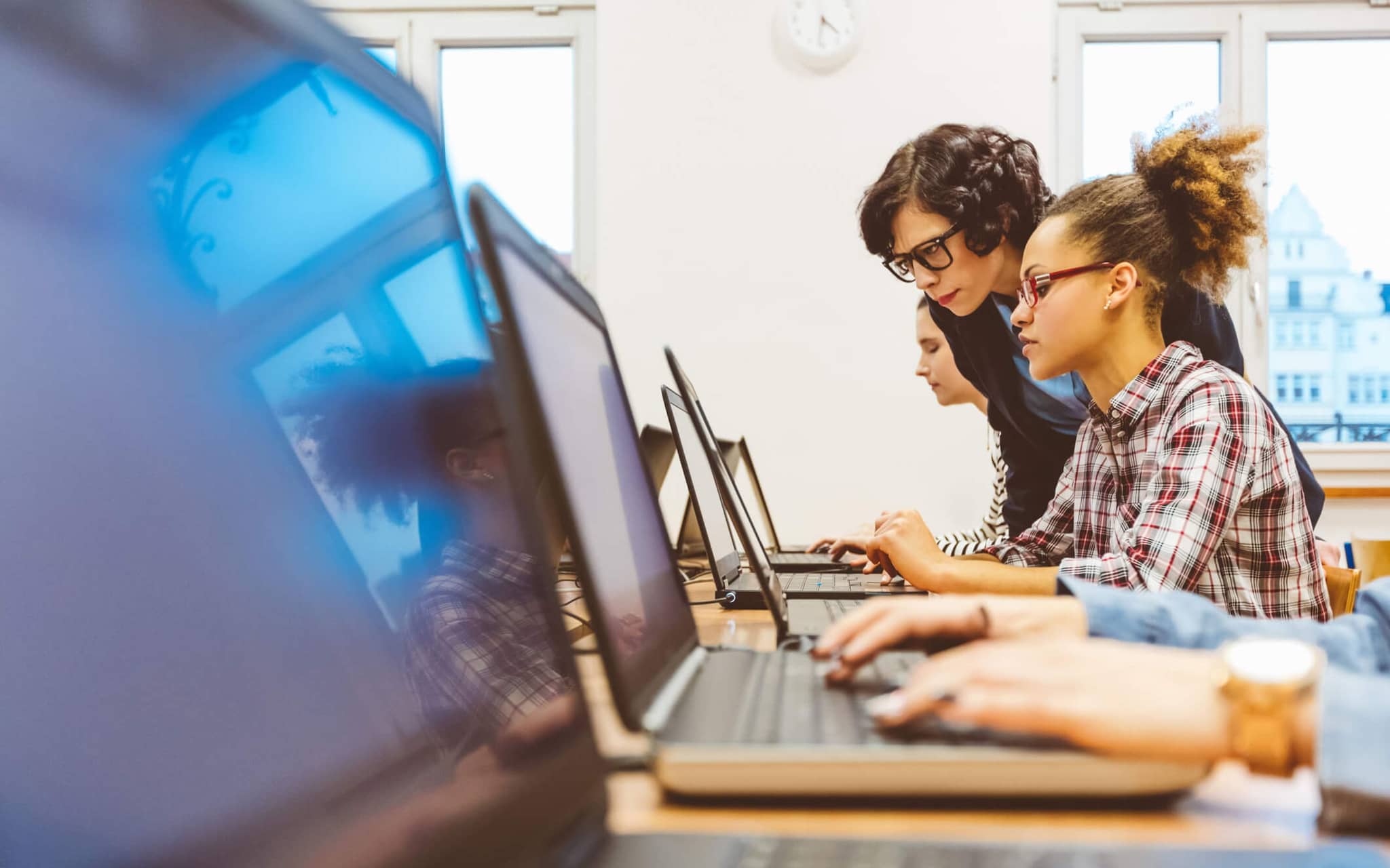 Junge frau sitzt vor einem Computer
