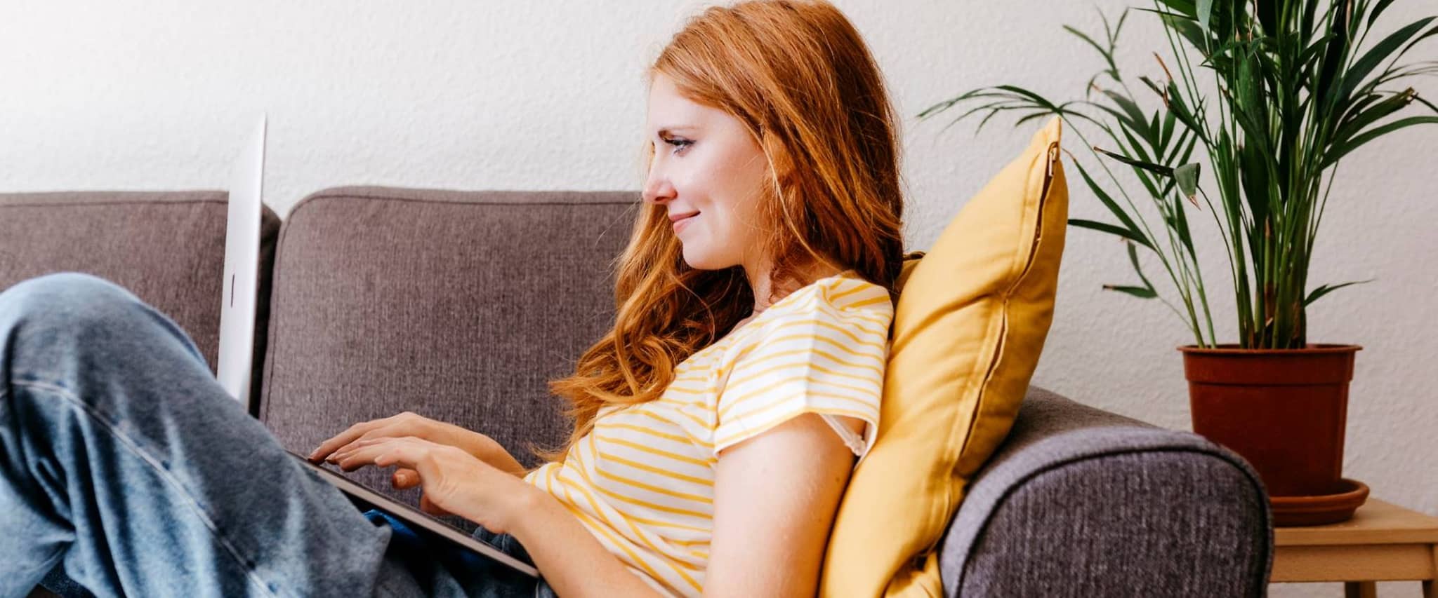 Krankenkasse wechseln: Junge Frau füllt am Laptop den DAK-Mitgliedsantrag aus