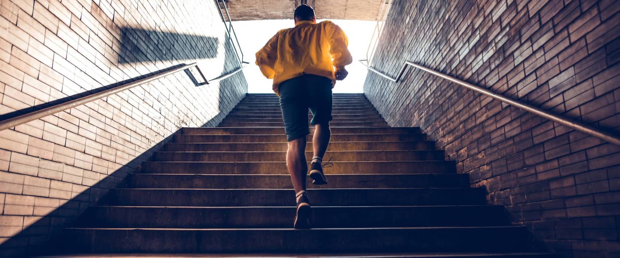 Läufer trainiert und sammelt Bonuspunkte mit dem DAK AktivBonus