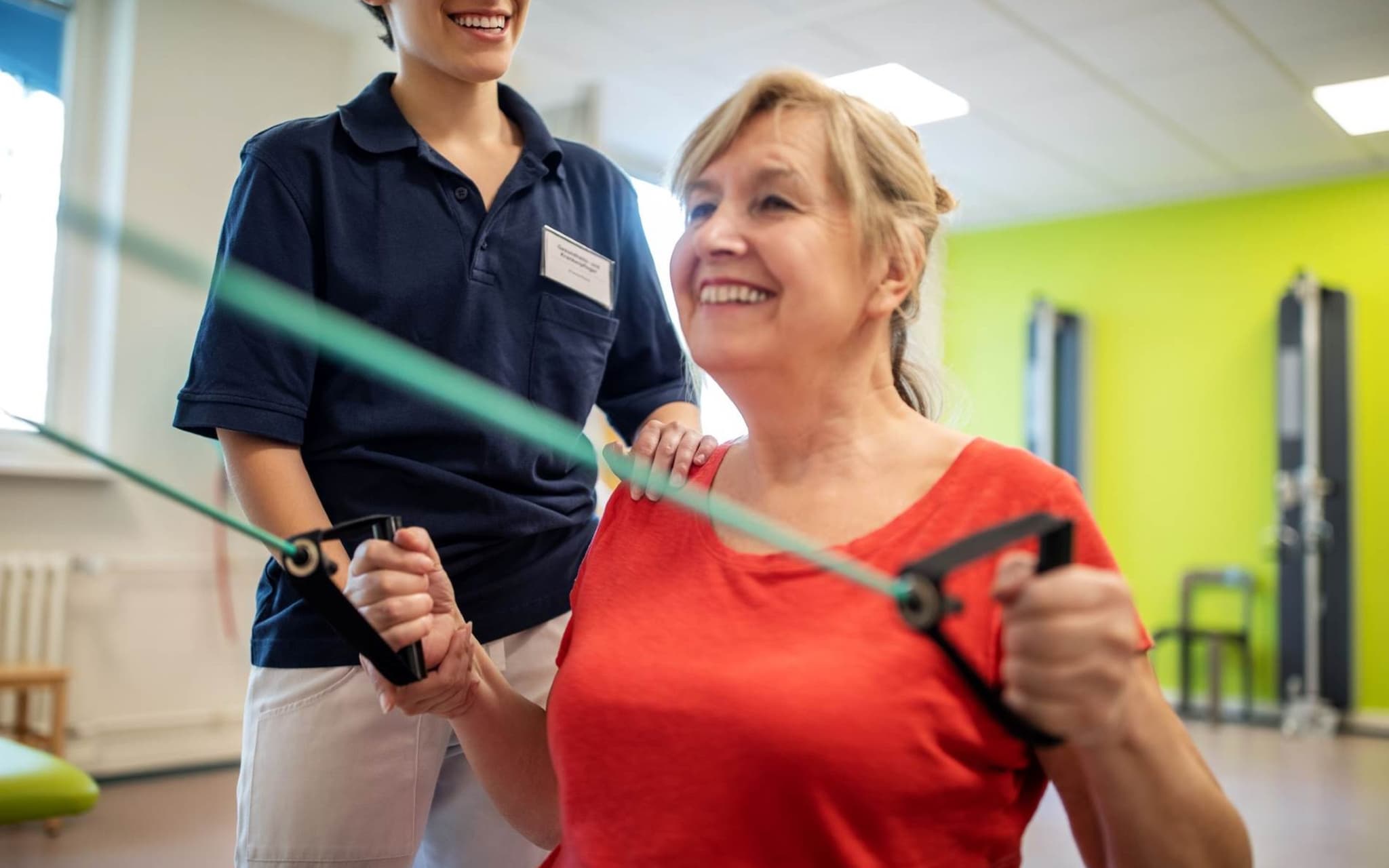 Reha-Sport und Funktionstraining: Frau beim Training mit Therapeutin.