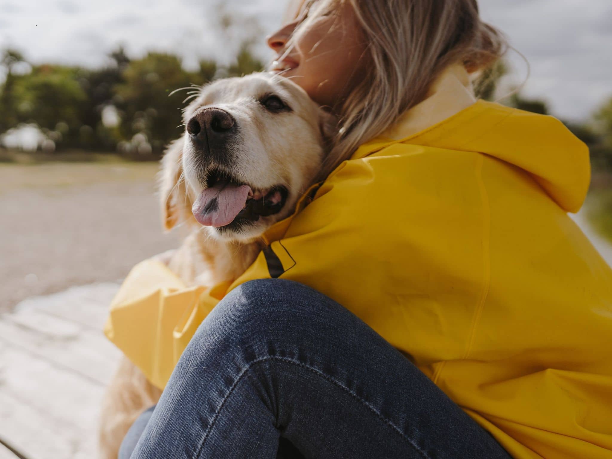 DAK bietet Vorteile in allen Lebenslagen: Frau umarmt glücklich ihren Hund