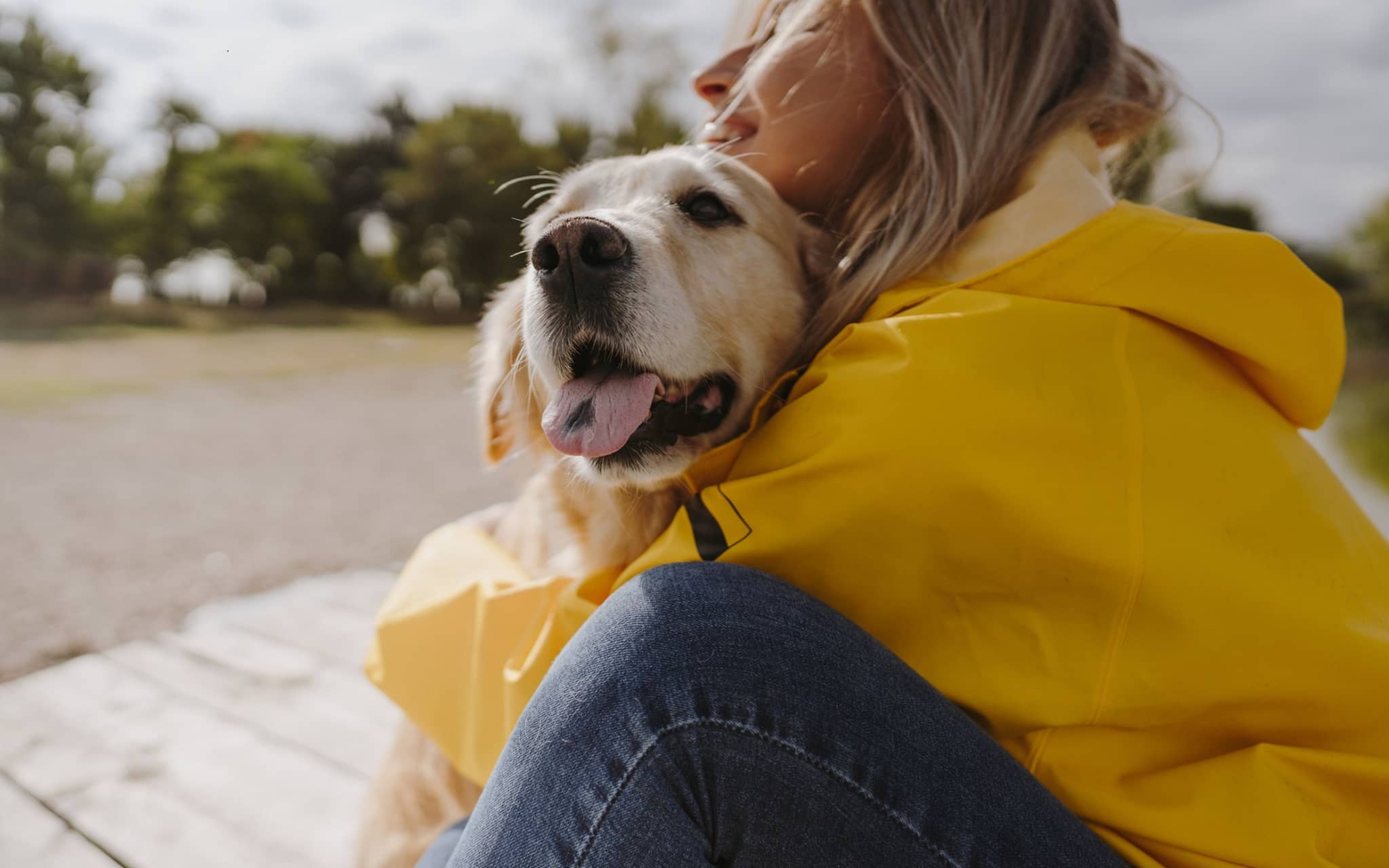 DAK bietet Vorteile in allen Lebenslagen: Frau umarmt glücklich ihren Hund