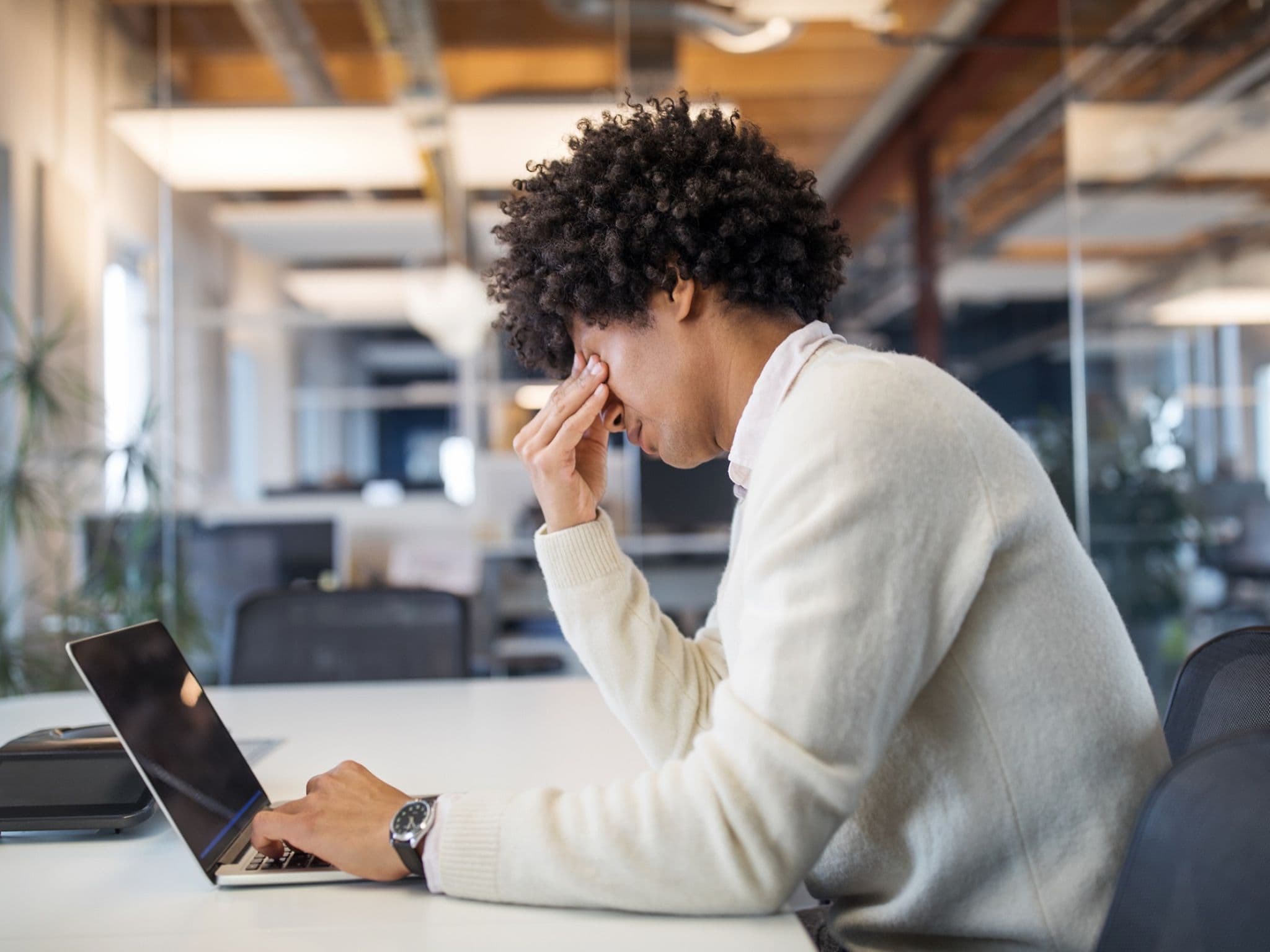 Cortisol: Mann sitzt gestresst im Büro vor dem Laptop