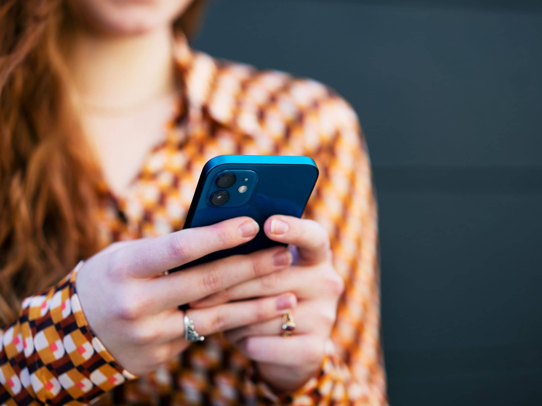 Bonusprogramm veralten mit der DAK App: Junge Frau bedient Smartphone