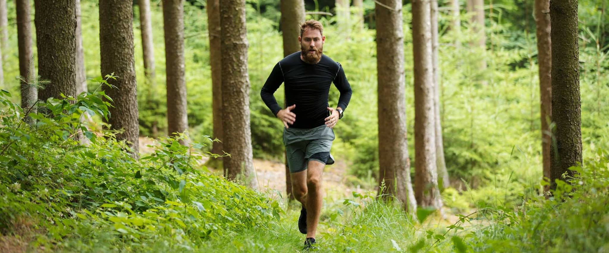 DAK AktivBonus: Mann läuft im Wald