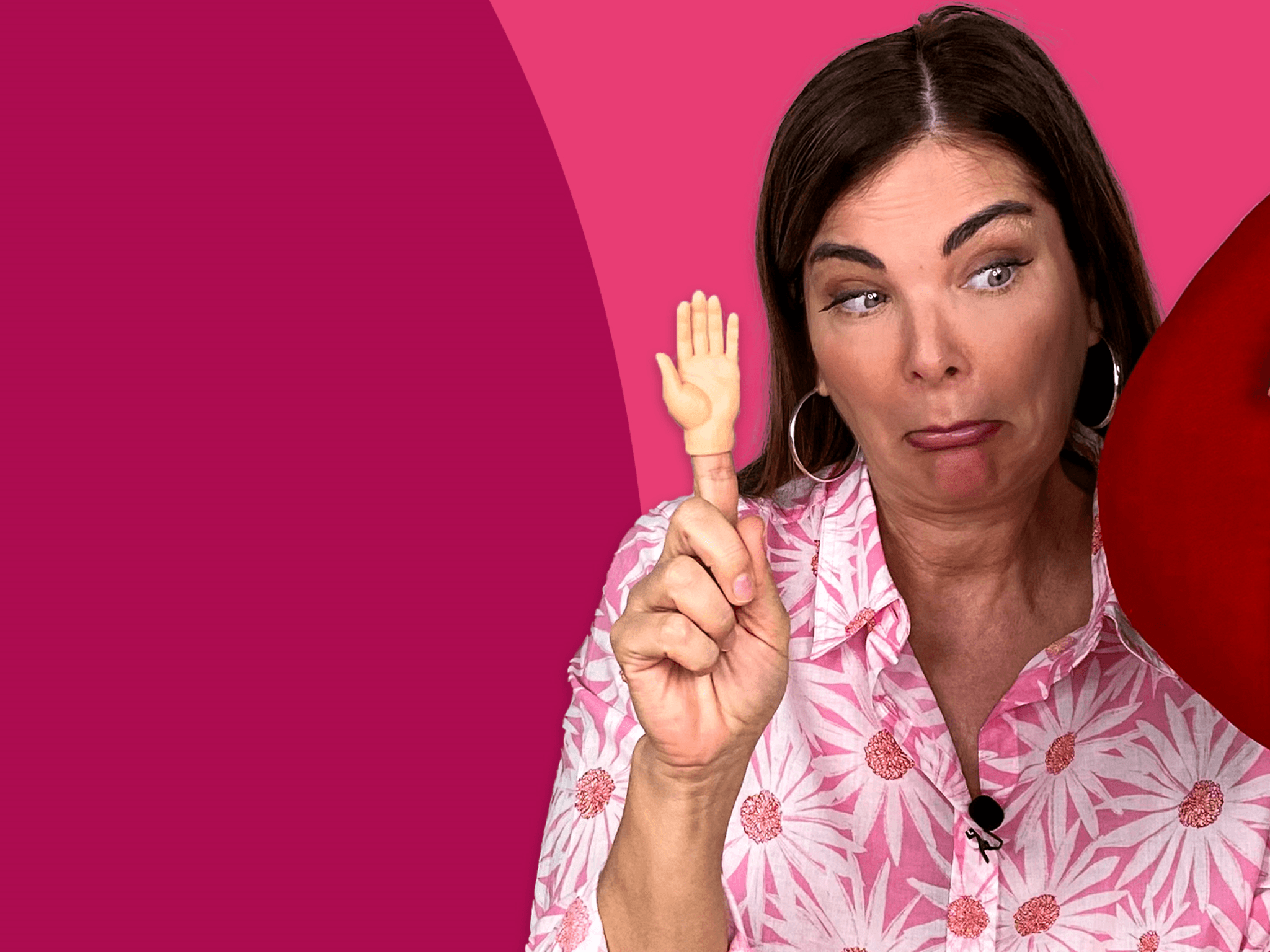 Doktorsex: Richtig Fingern - Dr. Sheila de Liz hält eine Puppe und eine Vulvaattrappe