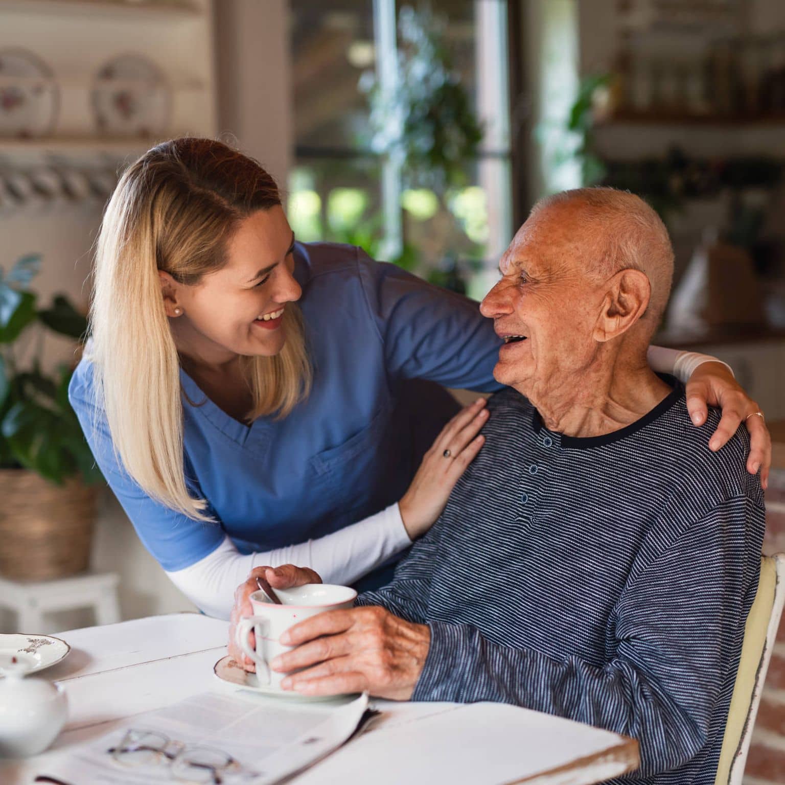 Bild: Pflegerin kümmert sich um einen älteren Herren