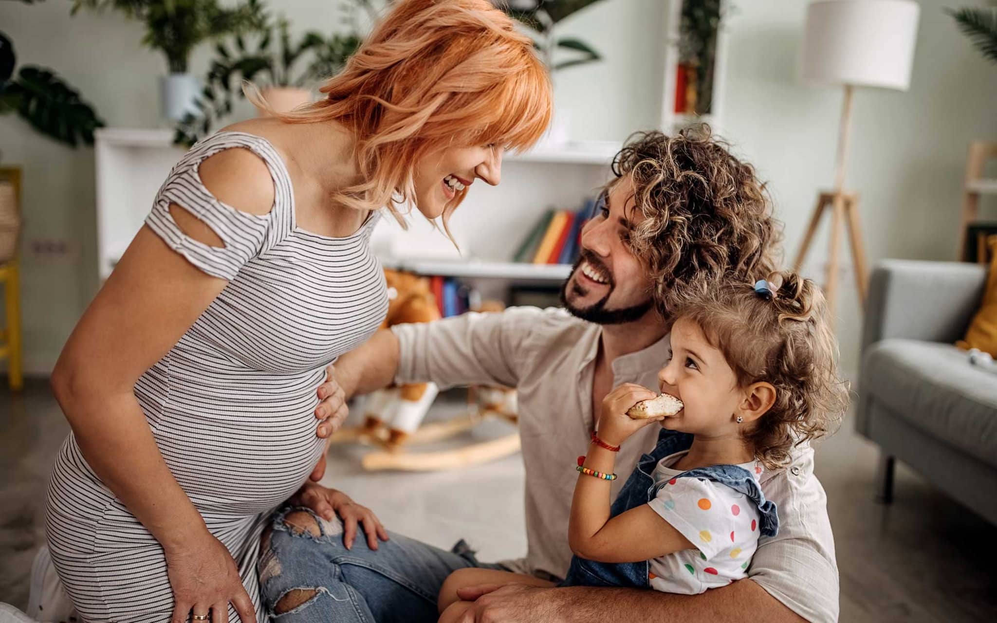Symbolbild einer glücklichen Familie, die ein Baby erwartet
