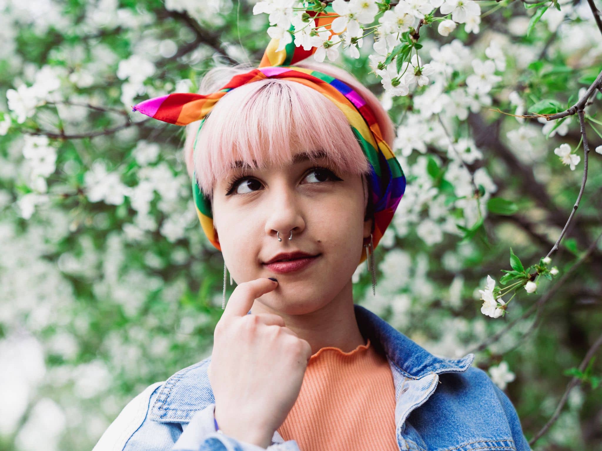 Asexualität: Eine junge Frau mit Pride-Fahne