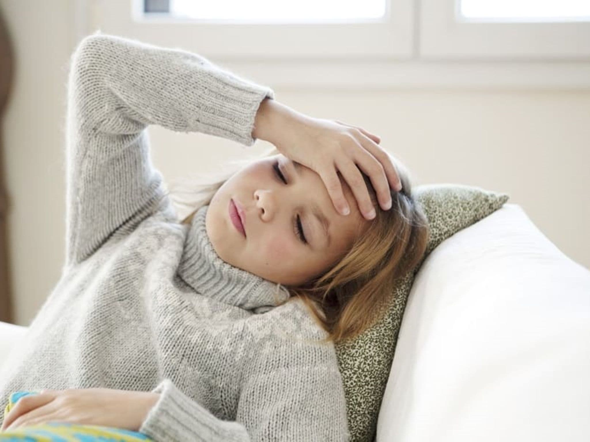 Schwindel in der Pubertät: Ein Mädchen fühlt sich unwohl.