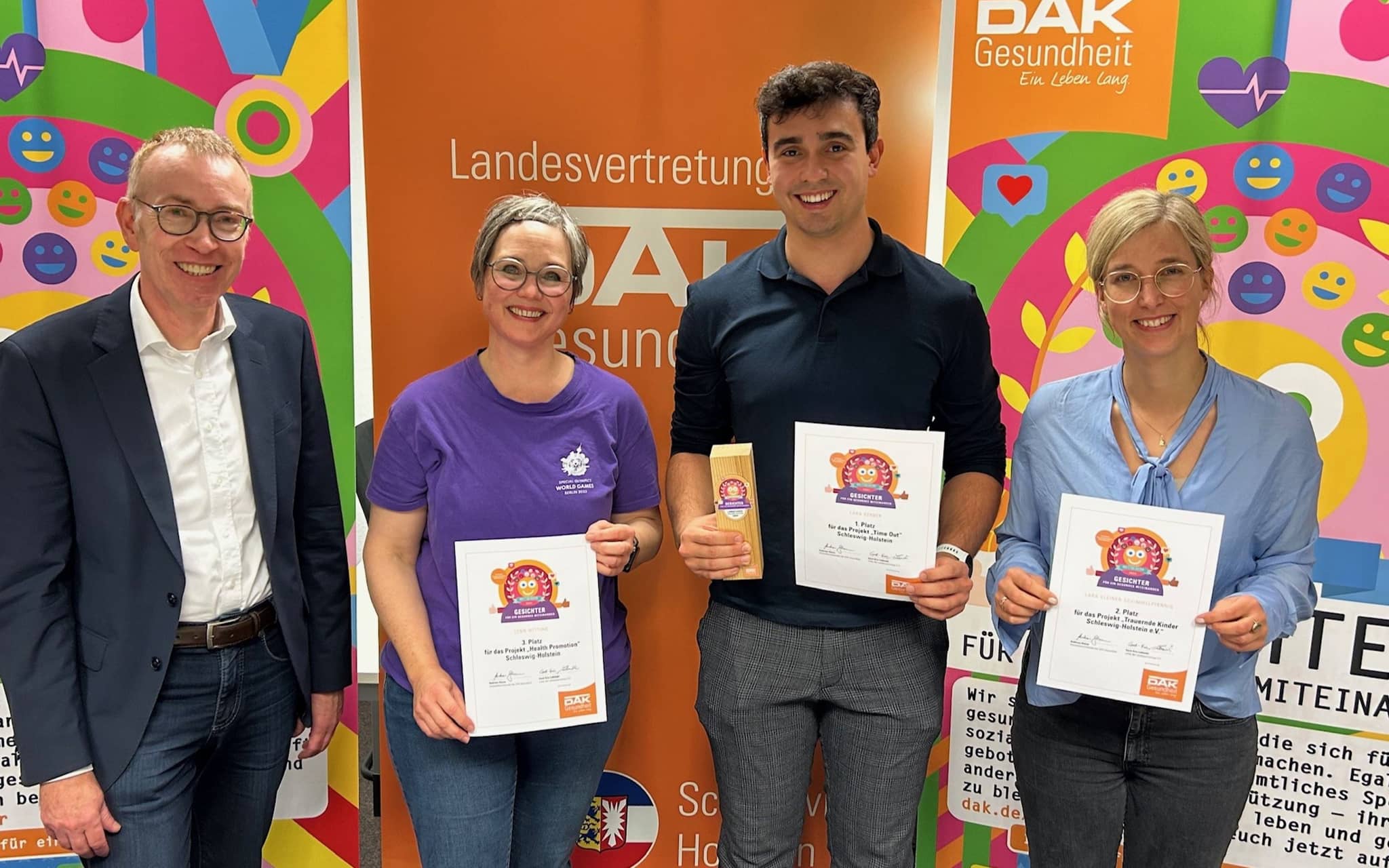 Gruppenfoto der Siegerinnen und Sieger des Wettbewerbs "Gesichter für ein gesundes Miteinander 2023" in Schleswig Holstein