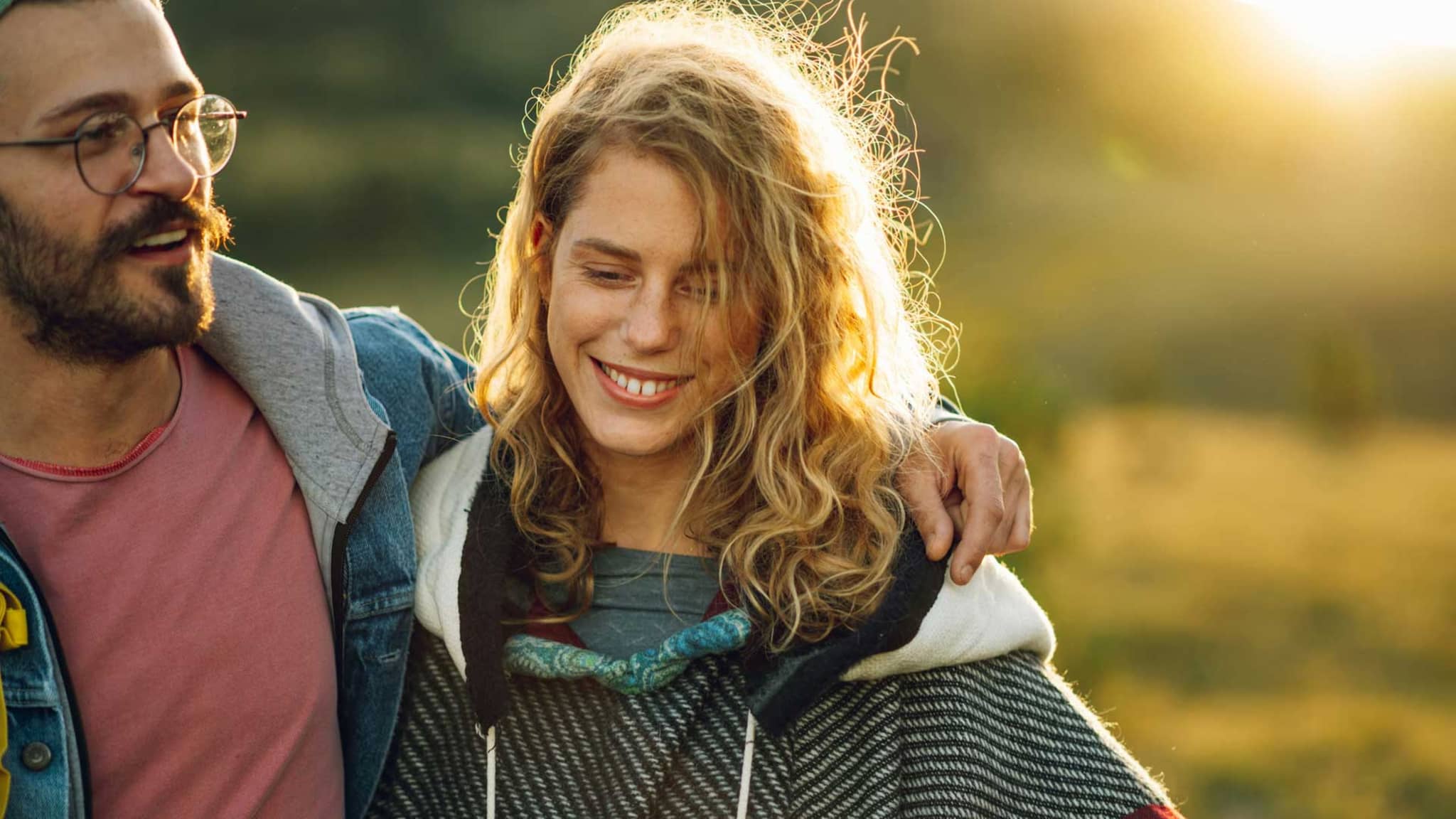 Symbolbild Vorteile DAK: Junges Paar wandert