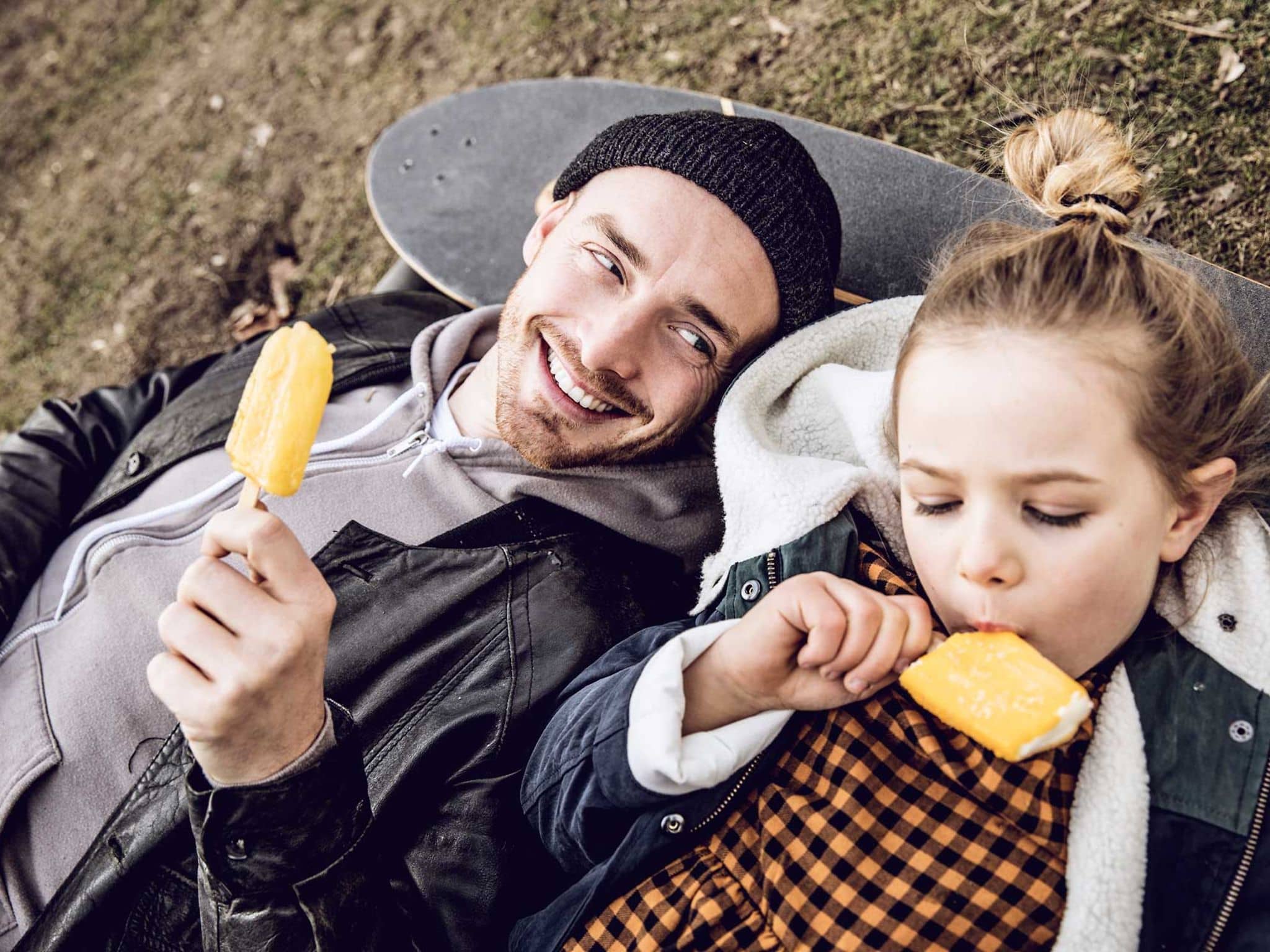 Symbolbild extra Leistungen: Vater isst Eis mit seiner kleinen Tochter