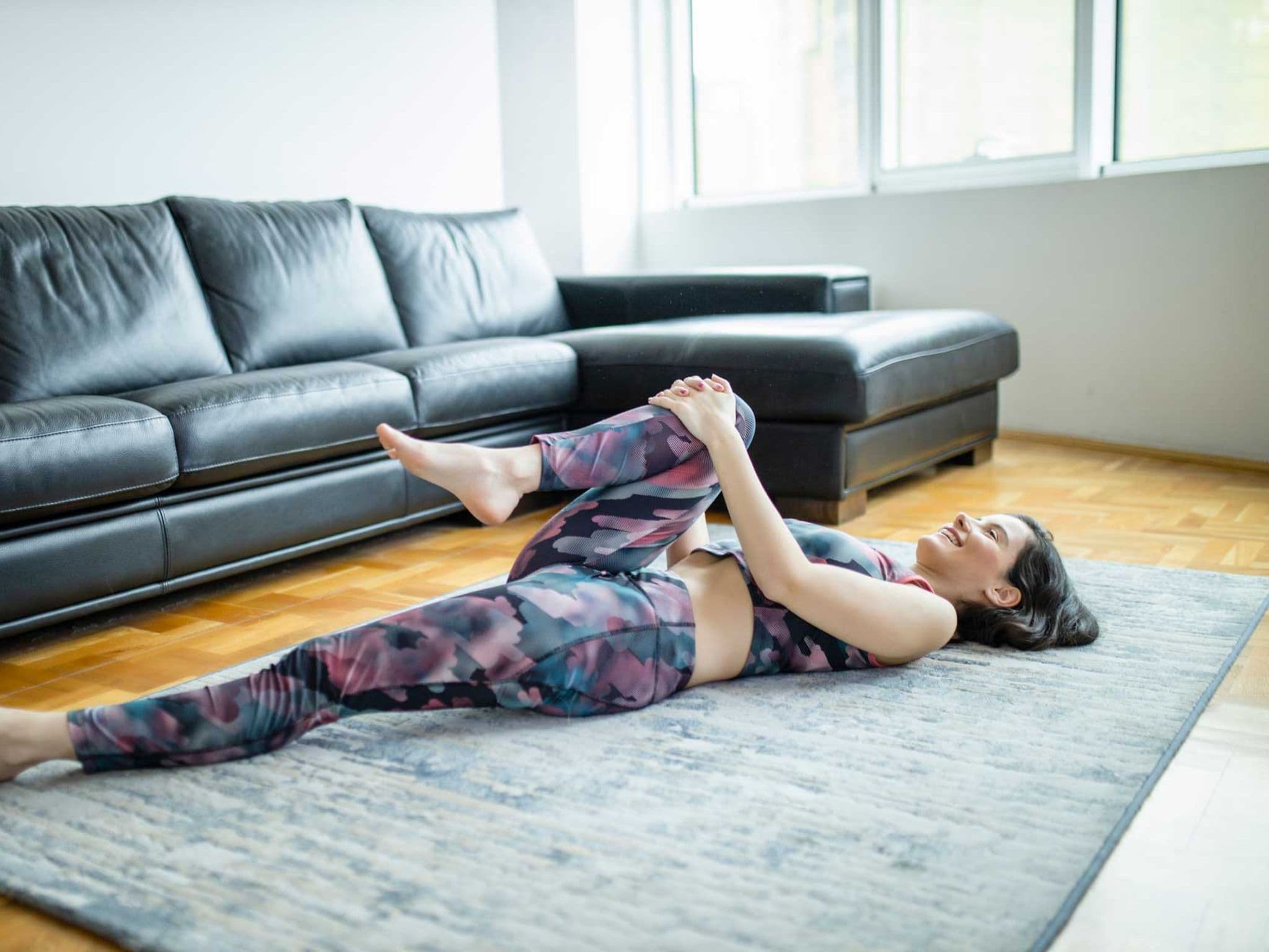 Symbolbild Piriformis-Syndrom: Frau bei Dehnübung