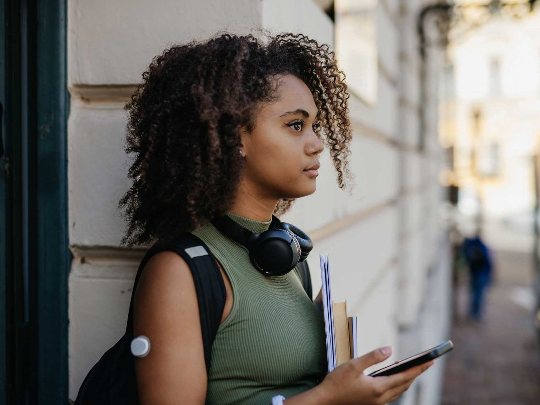 Symbolbild Diabetes Typ1: Junge Frau mit Sensor am Arm
