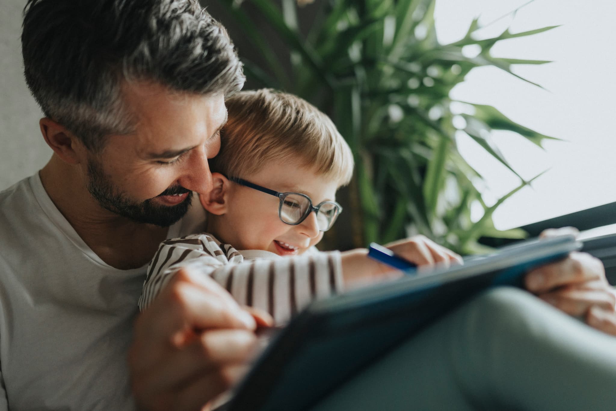 Diabetes-App mySugr: Blutzuckermessgerät und Smartphone mit mySugr-App liegen auf einem runden gelben Tisch.