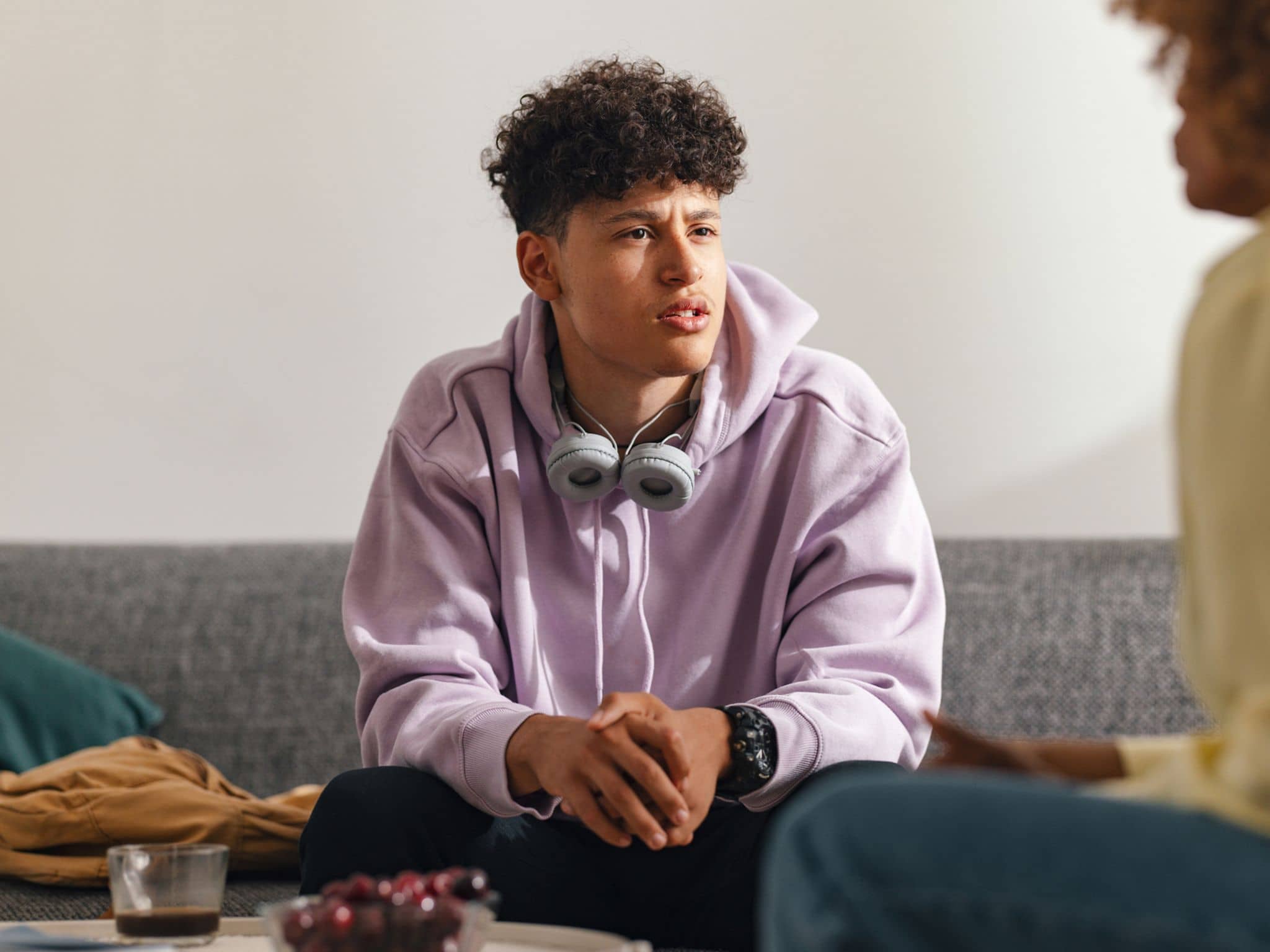 Symbolbild Nikotinbeutel: Teenager spricht mit seiner Mutter