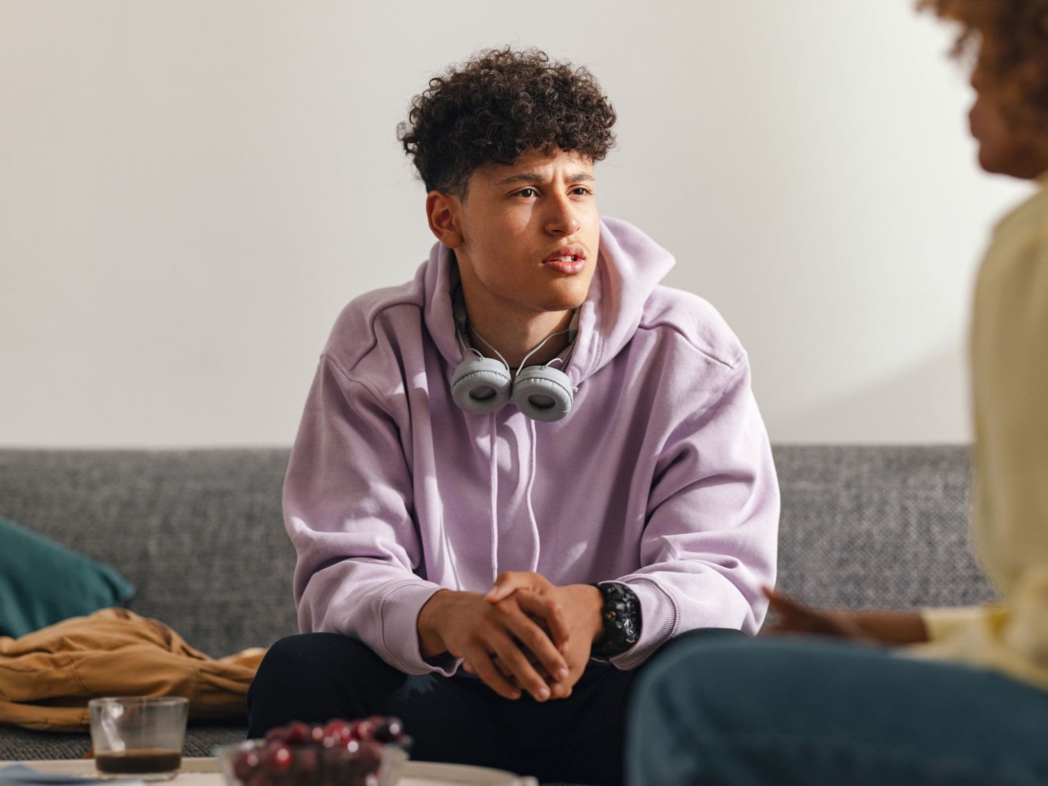 Symbolbild Nikotinbeutel: Teenager spricht mit seiner Mutter