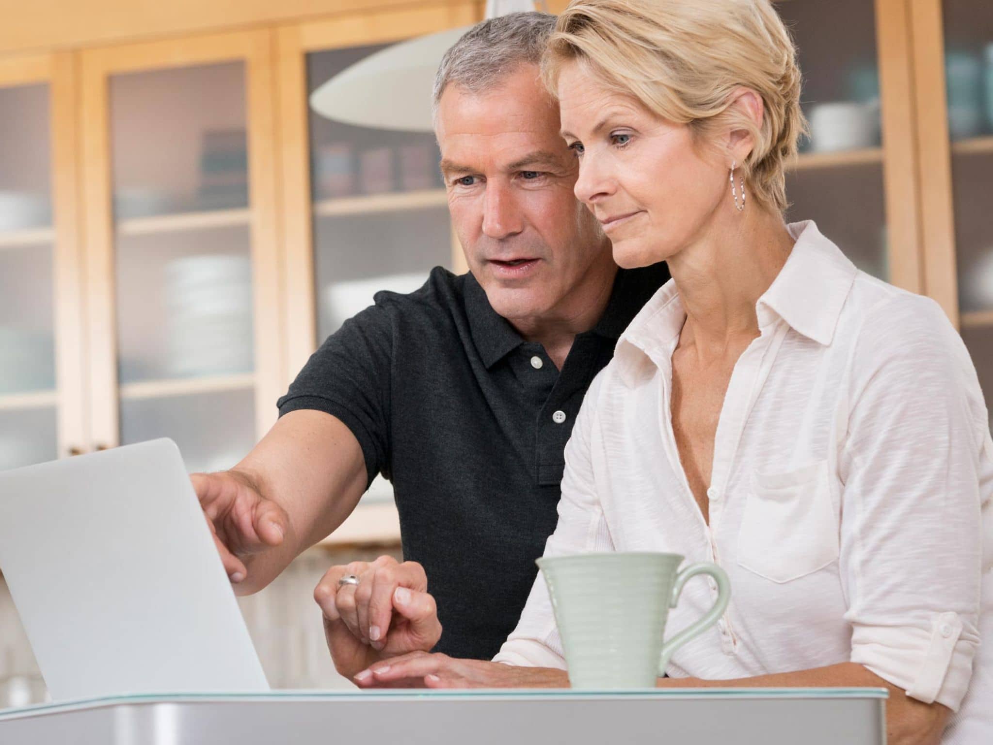 Patientenverfügung: Älteres Paar schaut gemeinsam auf ein Notebook.
