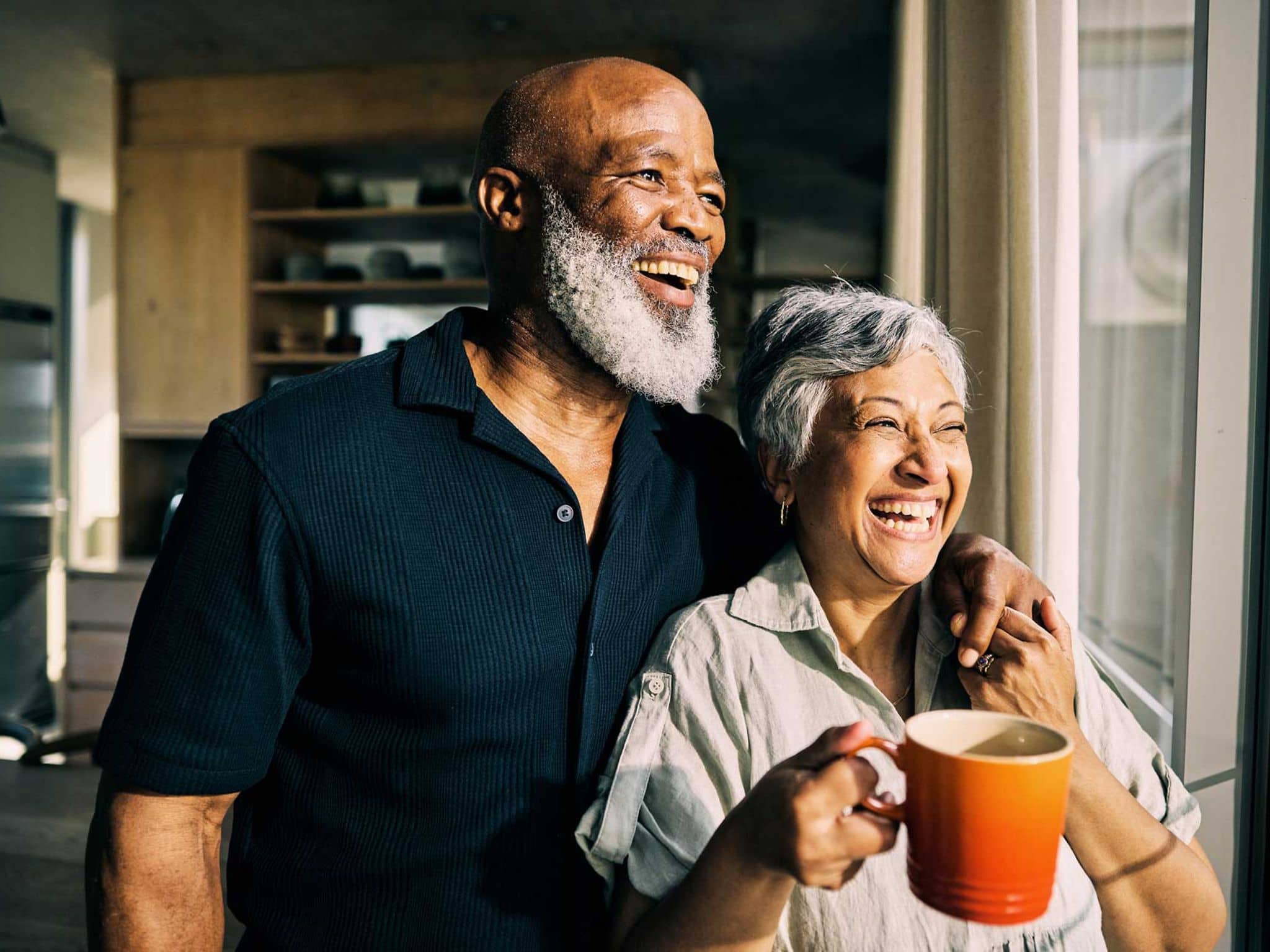 Behandlungsprogramm (DMP) für Diabetes: Älteres Paar freut sich und schaut aus dem Fenster.
