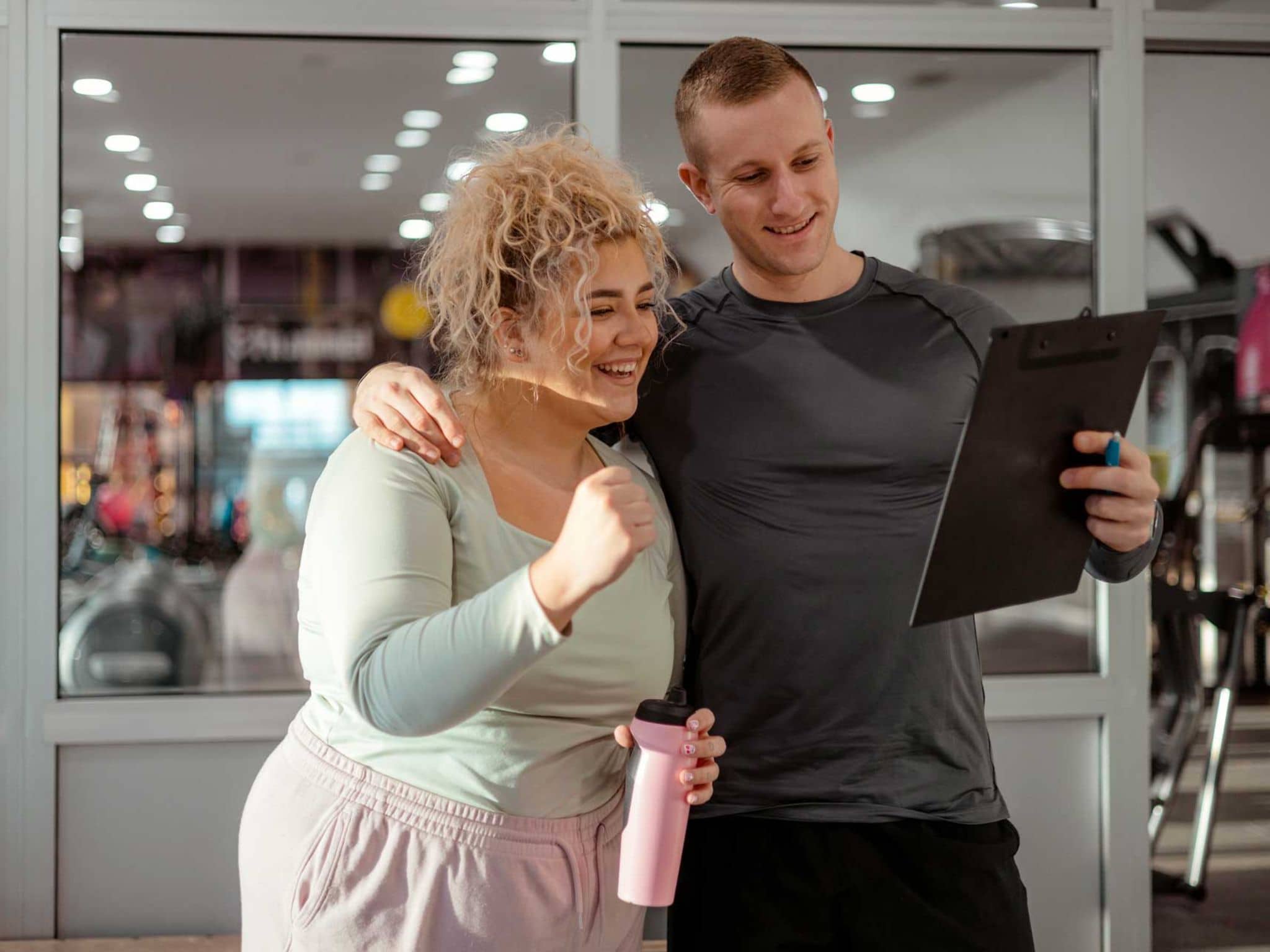 Symbolbild Adipositas-Behandlung: Junge, übergewichtige Frau mit Trainer