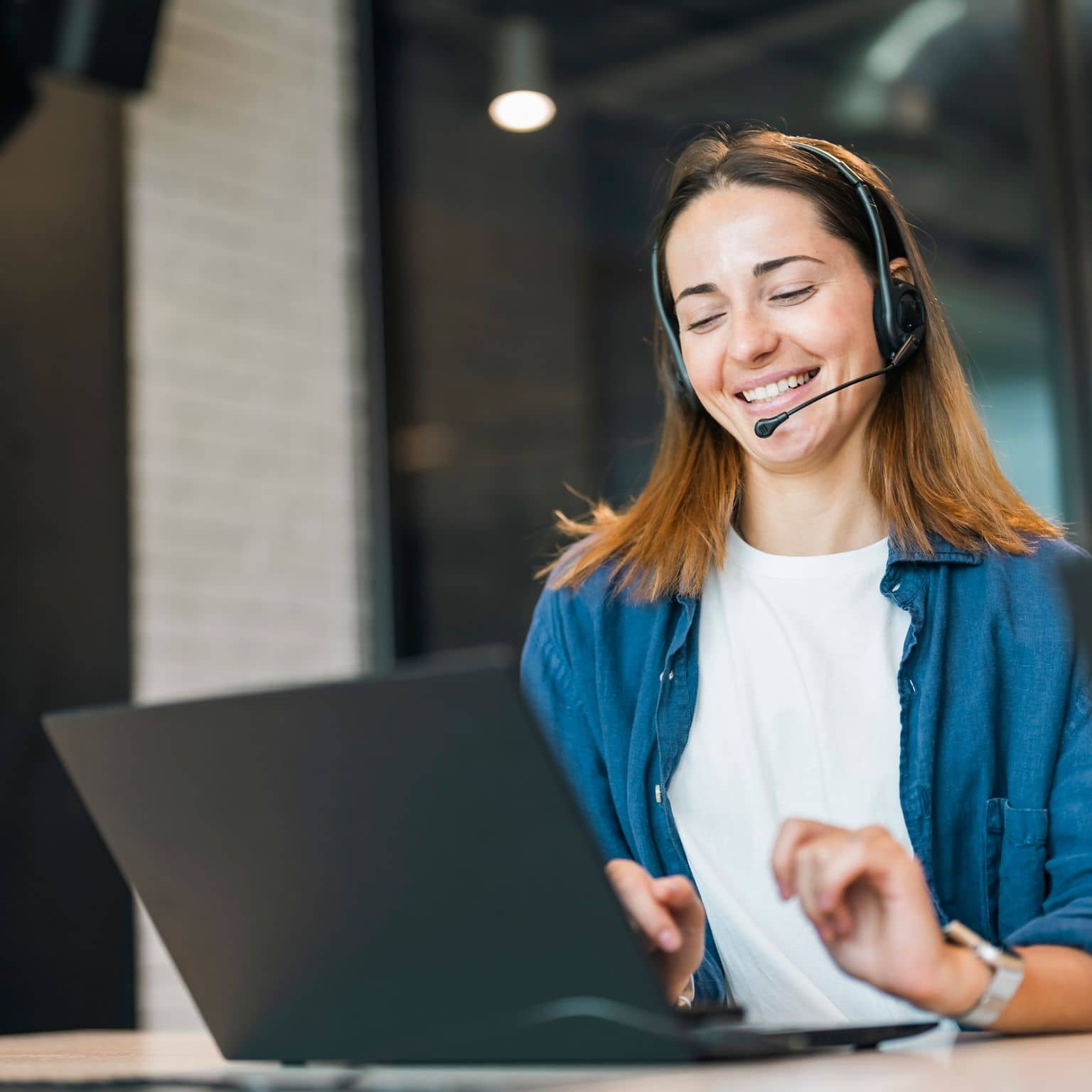 Customer advisor on the phone.