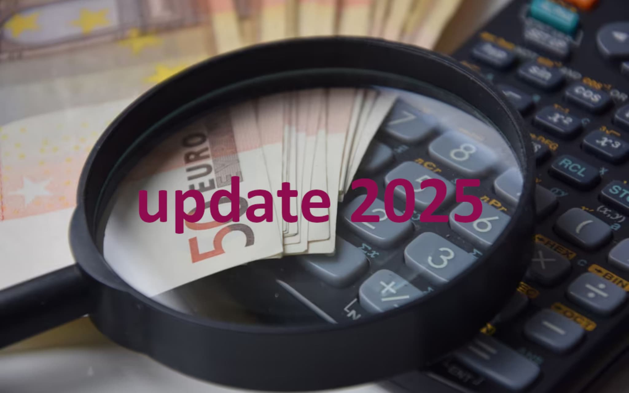 Beitragsentwicklung Sozialversicherung: Blick durch eine Lupe auf mehrere Euroscheine und einen Taschenrechner.