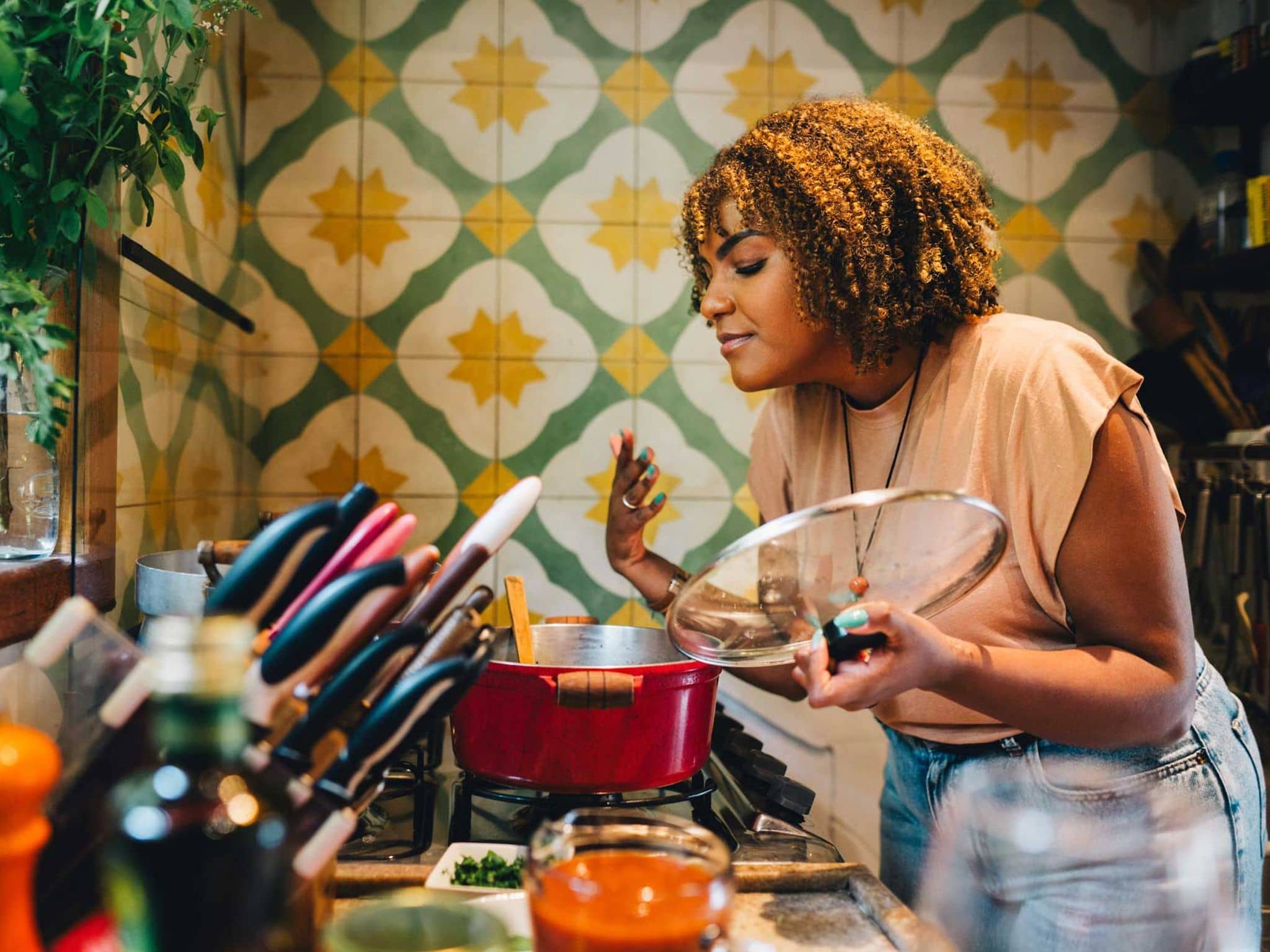 Symbolbild essen und abnehmen: Junge Frau kocht
