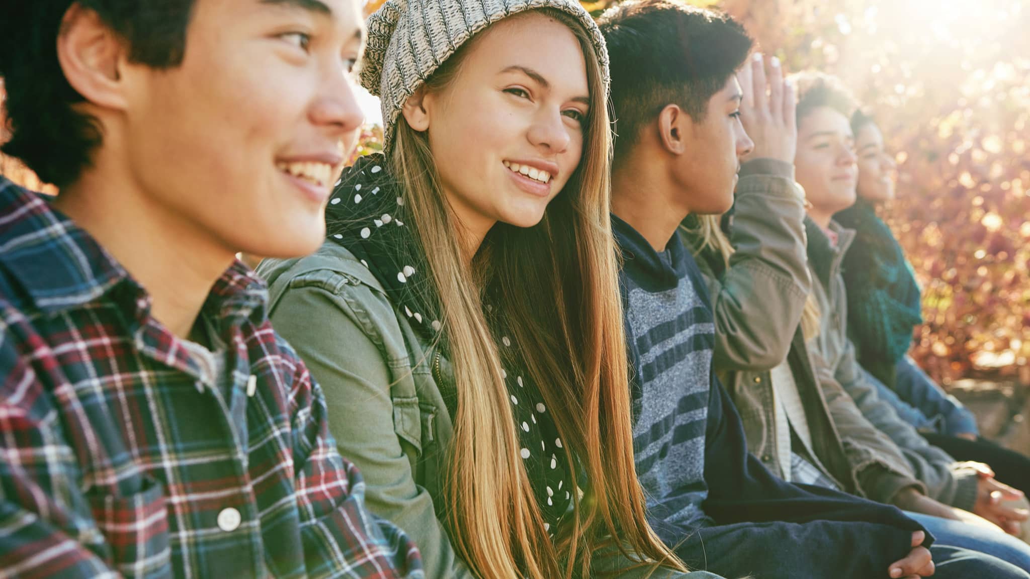 Bild: Jugendnliche sitzen nebeneinander und sehen entspannt aus